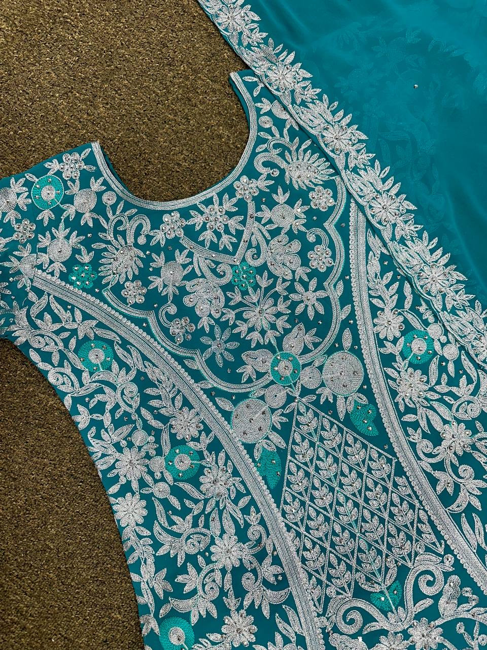 कढ़ाई और स्टोन वर्क से सजा पार्टी सूट सेट