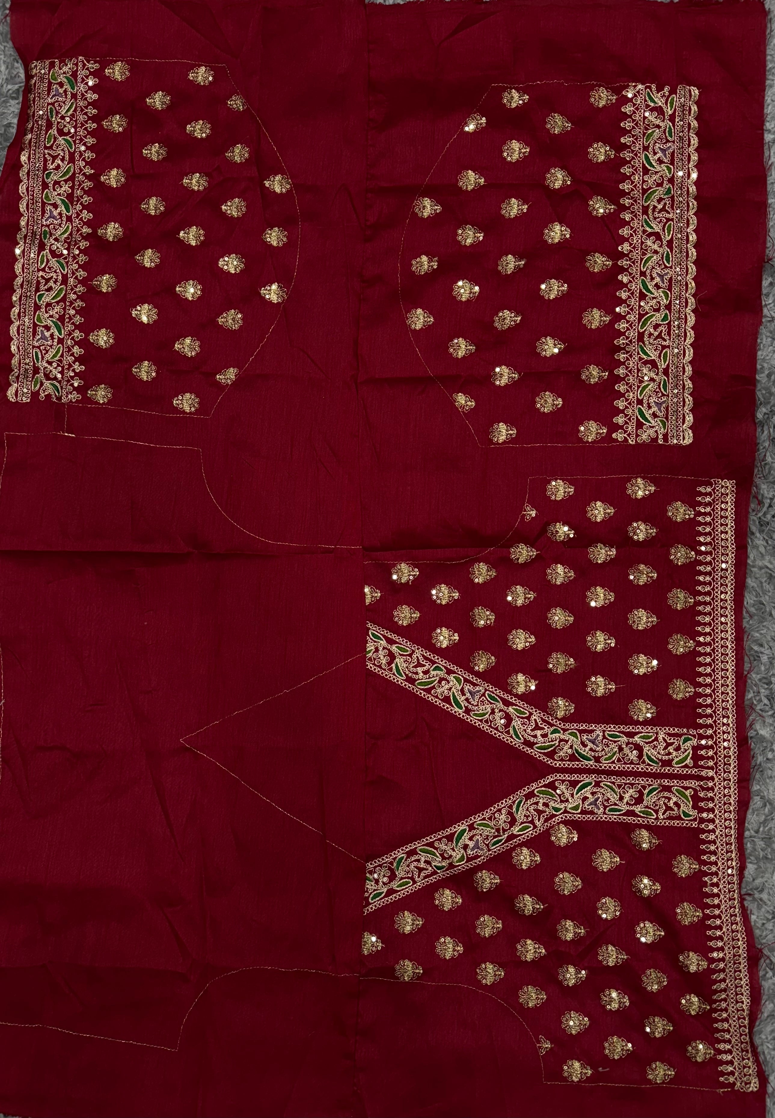 कढ़ाई और लेस बॉर्डर वाली डिज़ाइनर पार्टी वेयर साड़ी