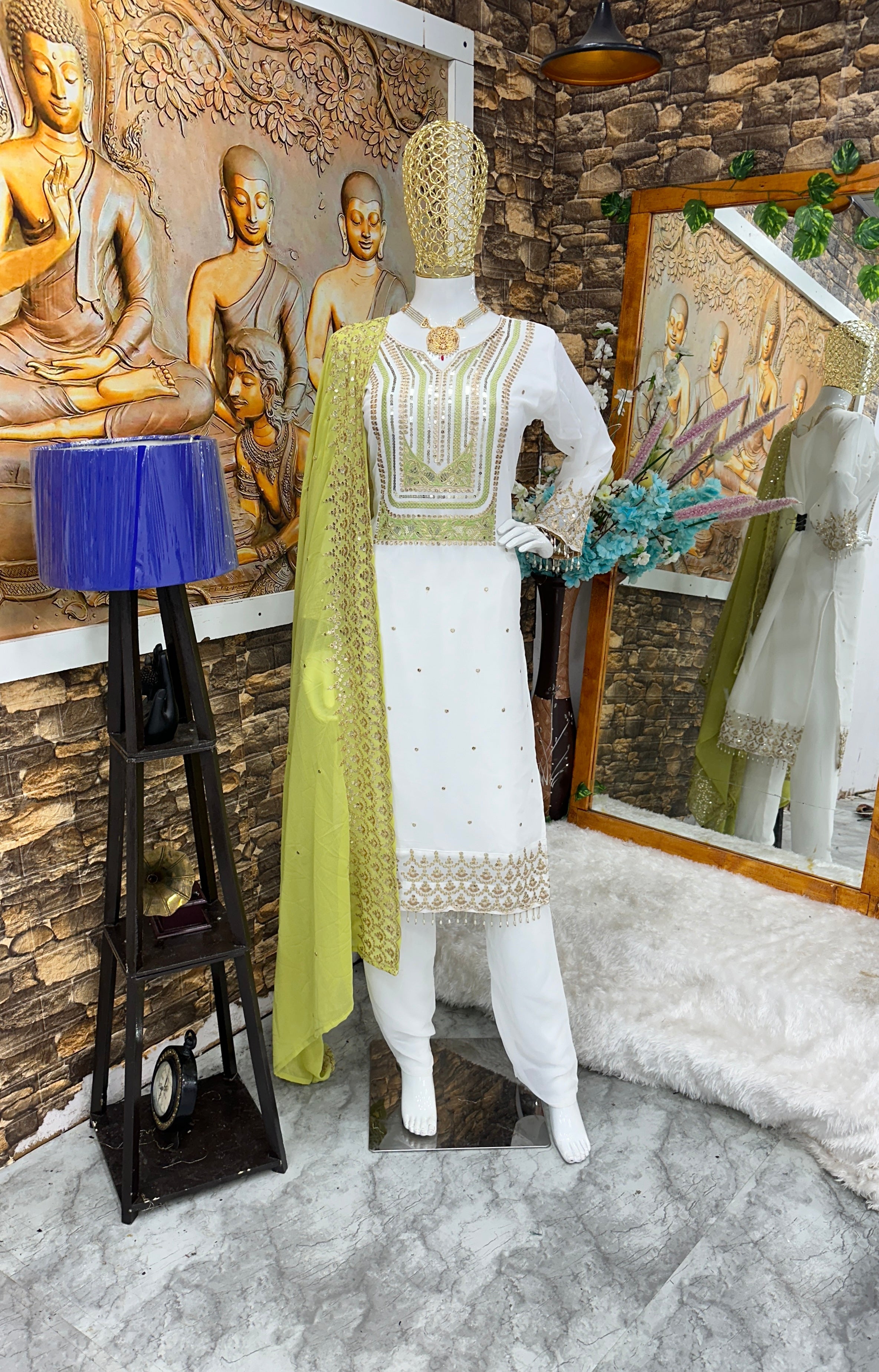 दुपट्टे के साथ खूबसूरत पार्टी वेयर टॉप और पैंट