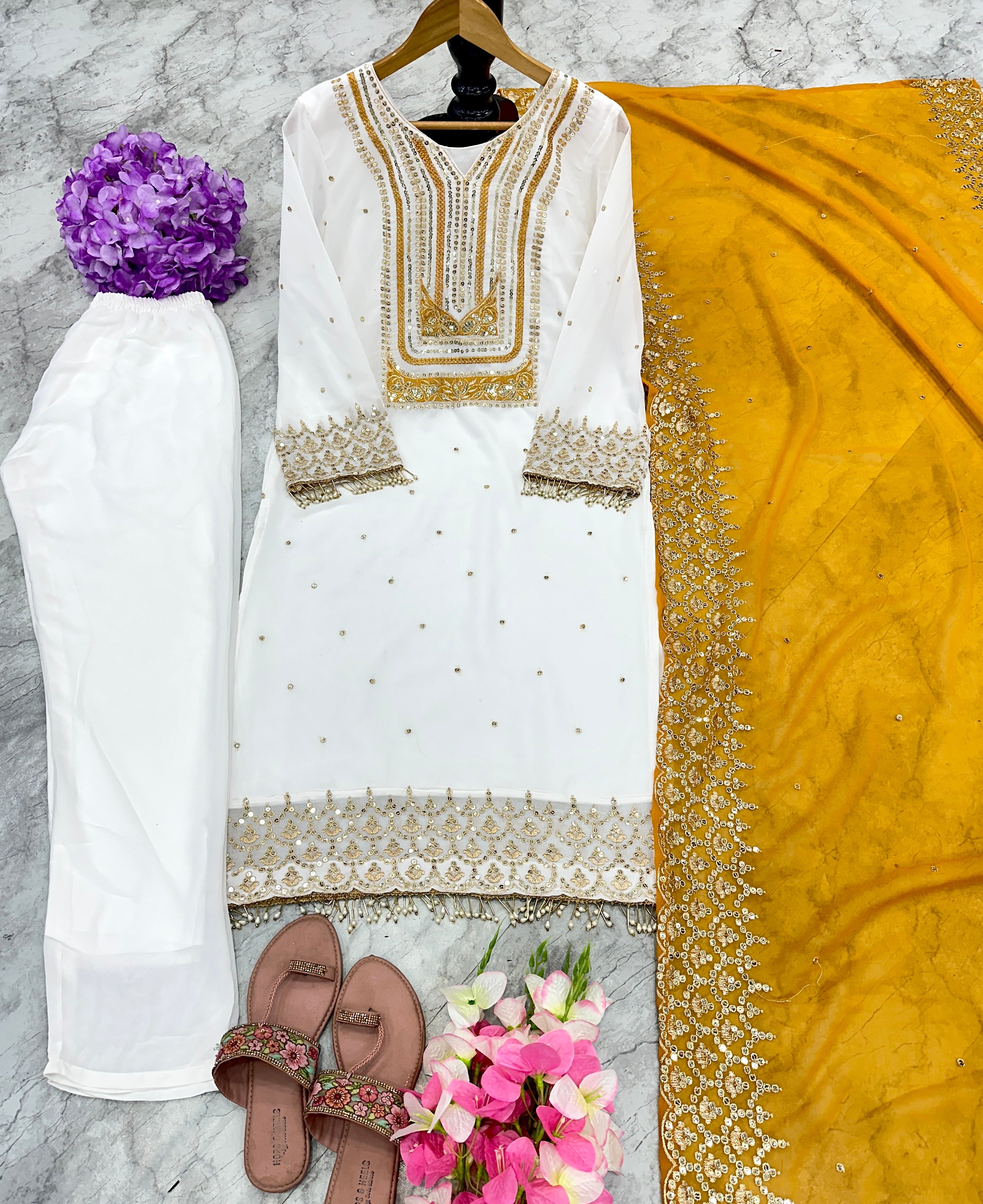 दुपट्टे के साथ खूबसूरत पार्टी वेयर टॉप और पैंट