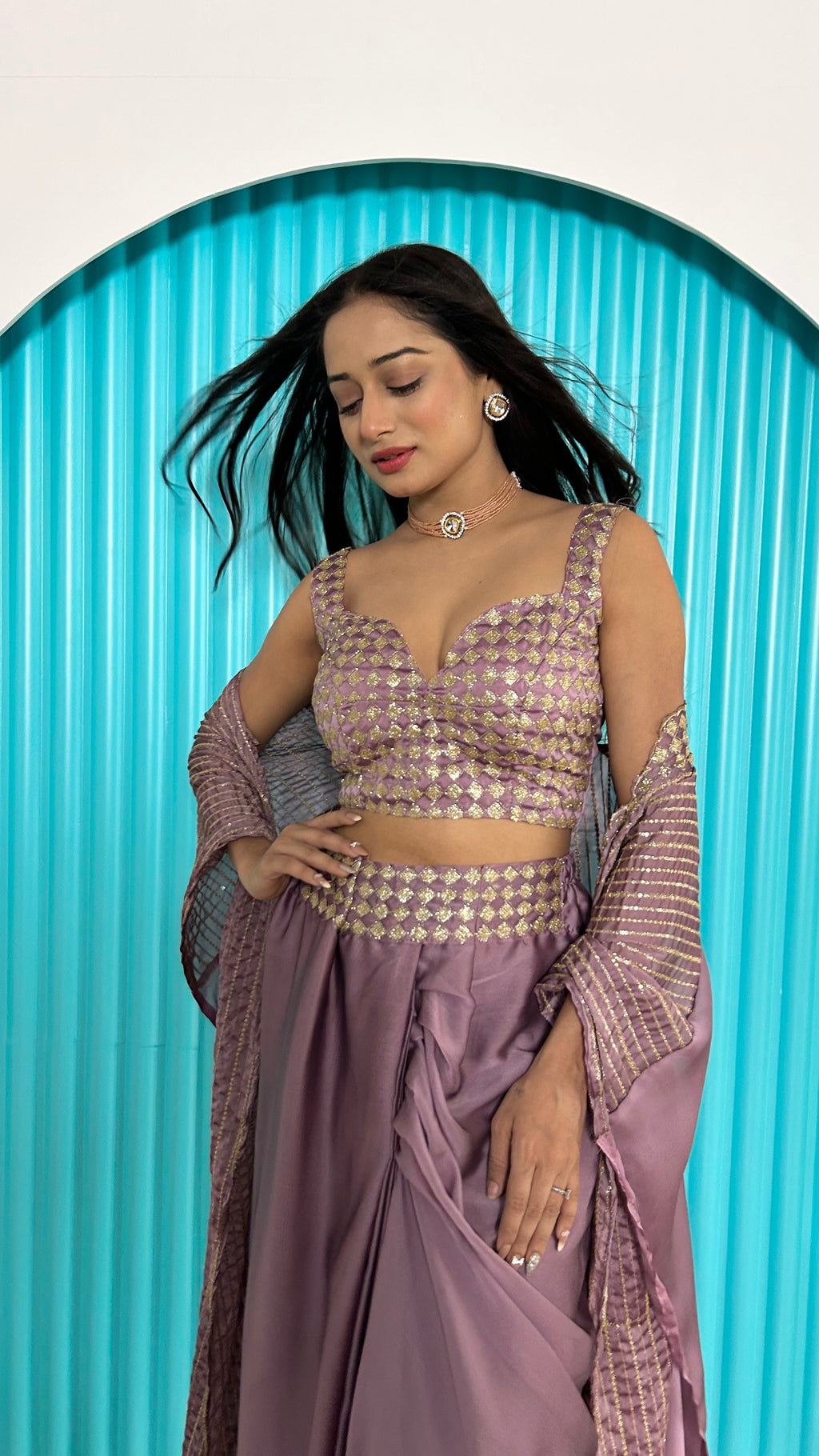 सीक्वेंस और डोरी वर्क के साथ डिज़ाइनर पार्टी वेयर इंडो वेस्टर्न