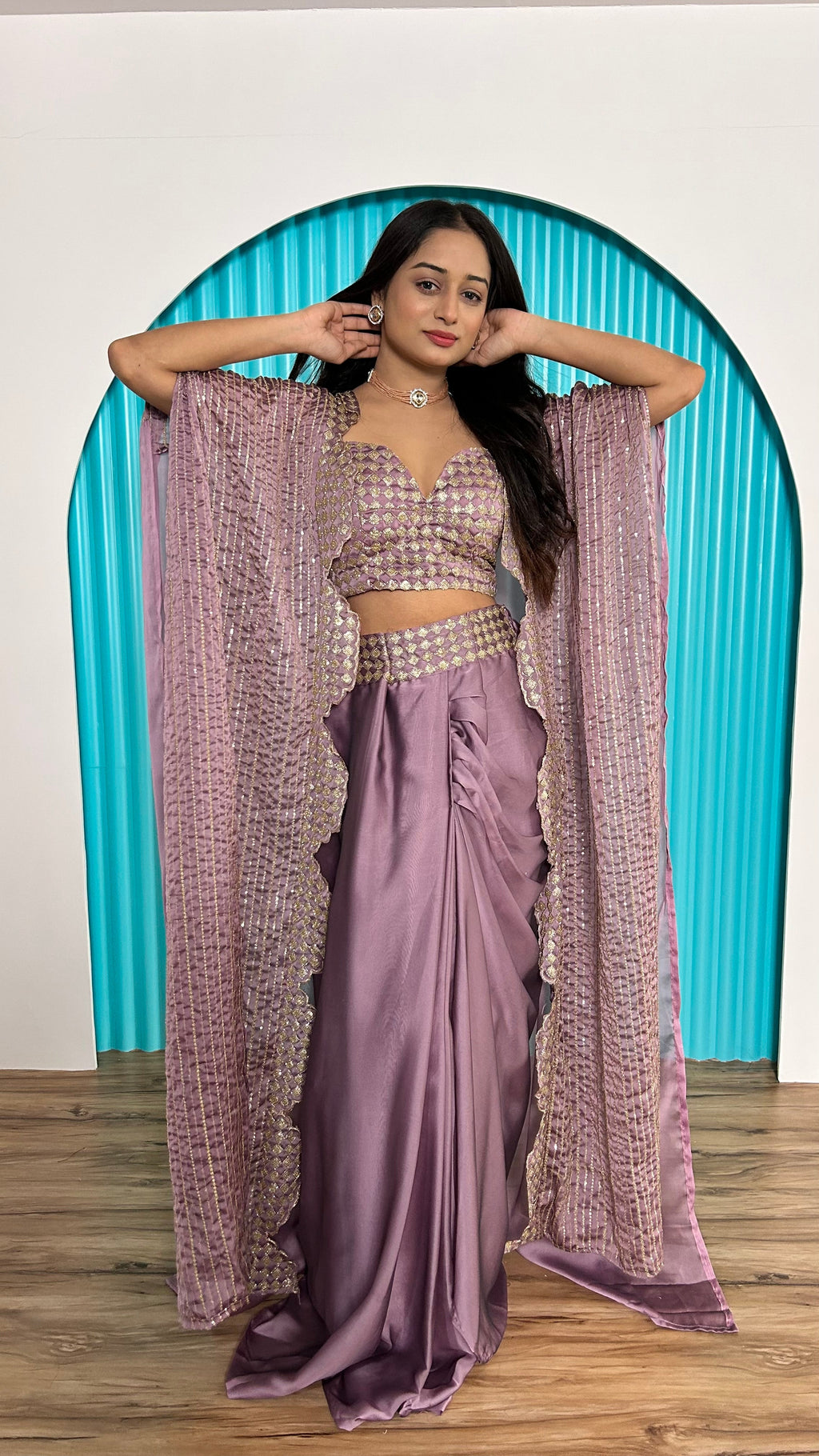 सीक्वेंस और डोरी वर्क के साथ डिज़ाइनर पार्टी वेयर इंडो वेस्टर्न