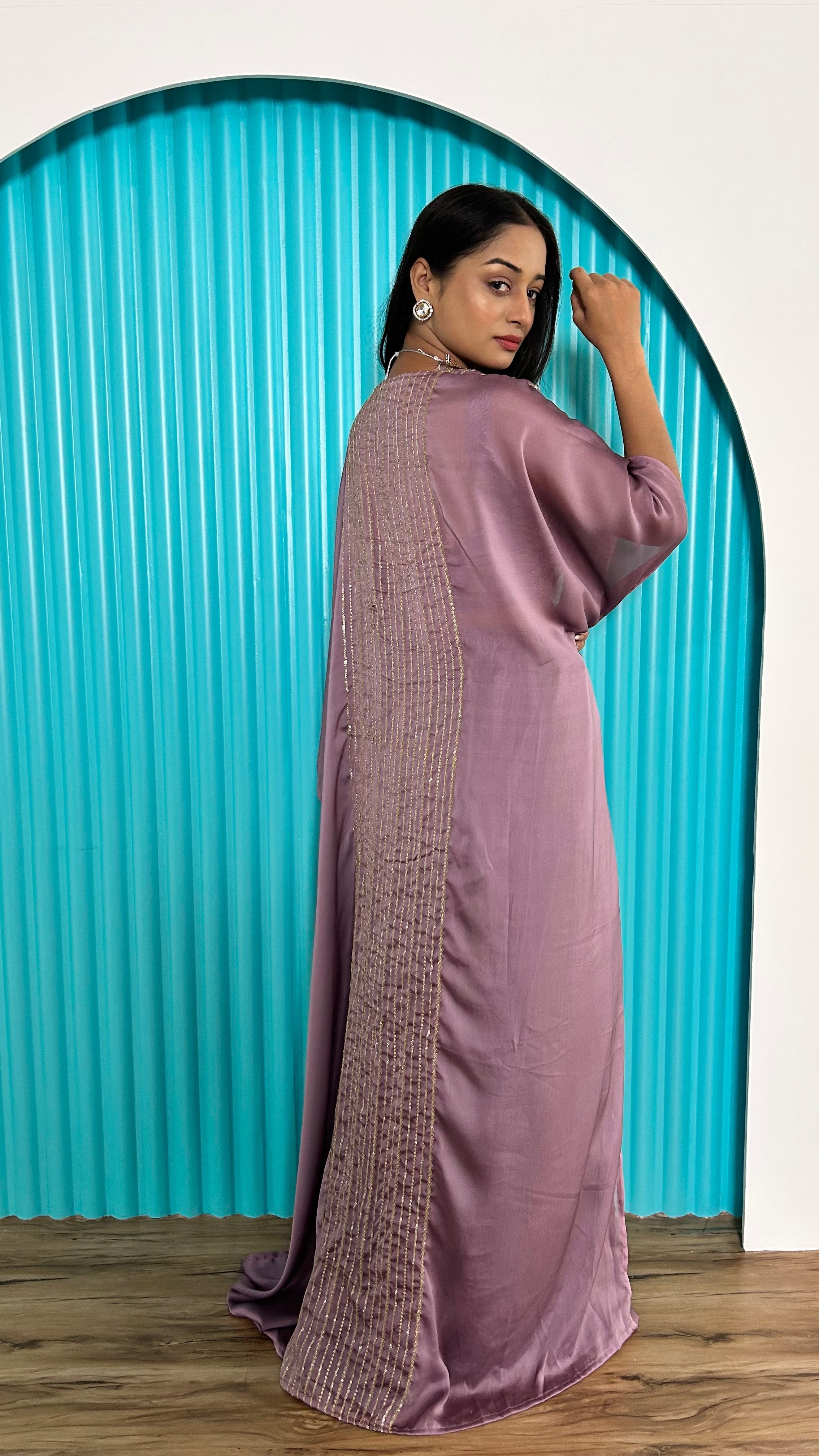 सीक्वेंस और डोरी वर्क के साथ डिज़ाइनर पार्टी वेयर इंडो वेस्टर्न