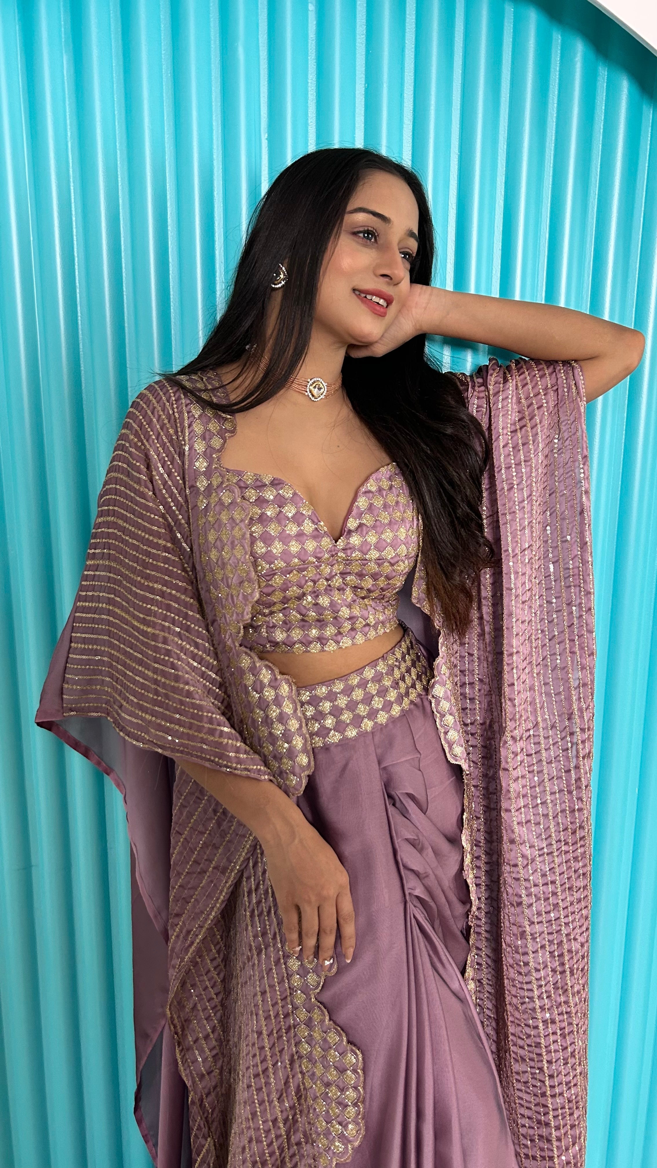 सीक्वेंस और डोरी वर्क के साथ डिज़ाइनर पार्टी वेयर इंडो वेस्टर्न