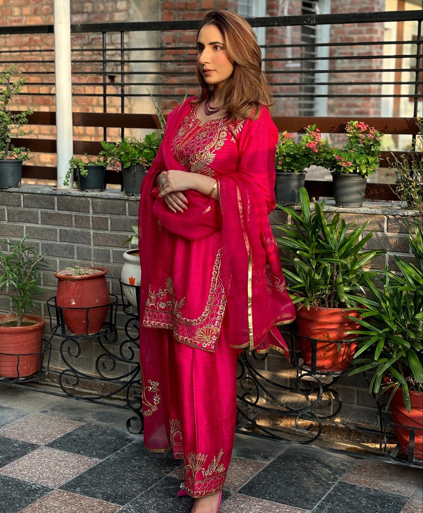 पार्टी वेयर सूट सेट, कढ़ाई और सीक्वेंस वर्क के साथ