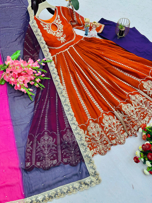 कढ़ाई, कढ़ाई और सीक्वेंस वर्क से सजा डिजाइनर गाउन