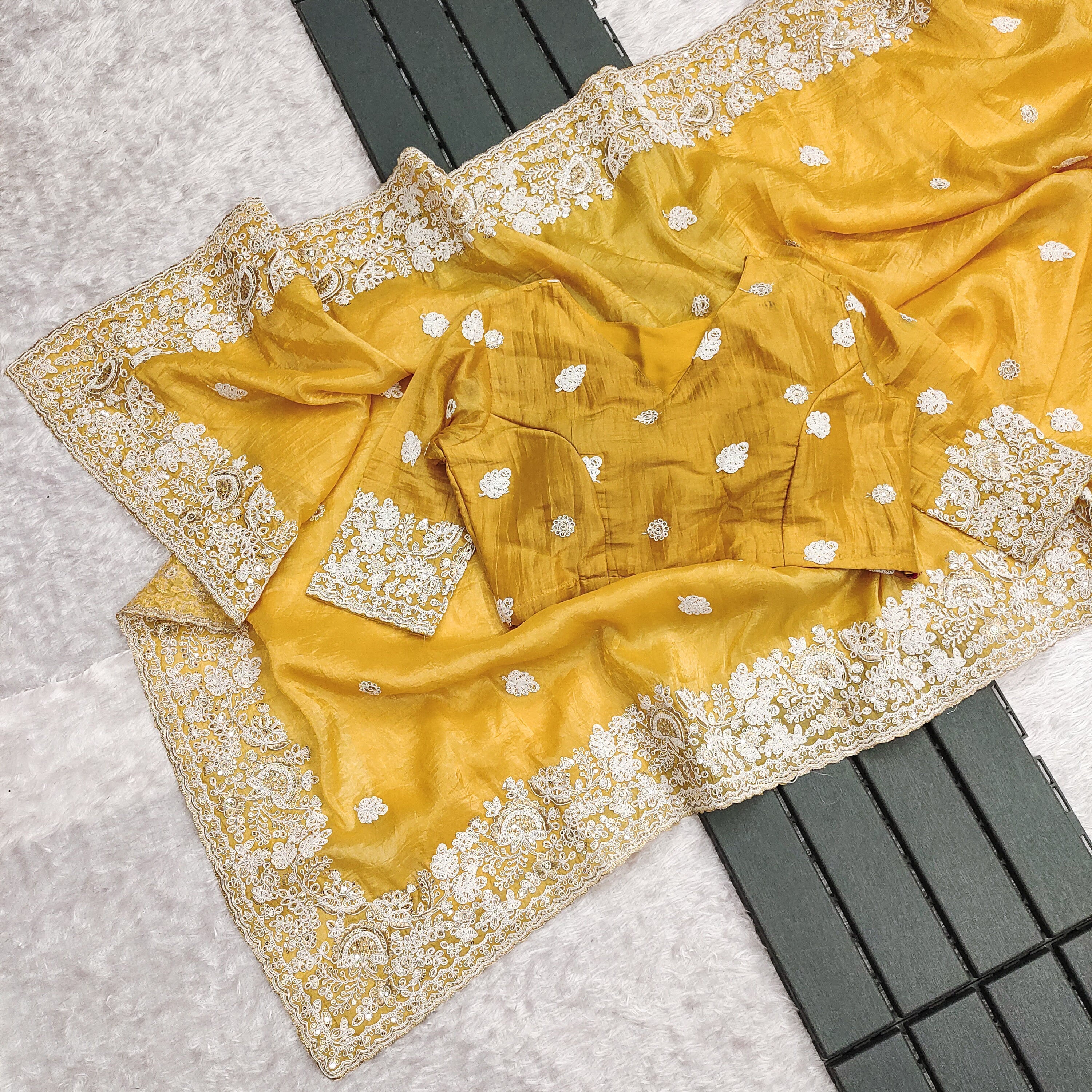 कढ़ाई, कढ़ाई और सीक्वेंस वर्क वाली पार्टी वेयर साड़ी