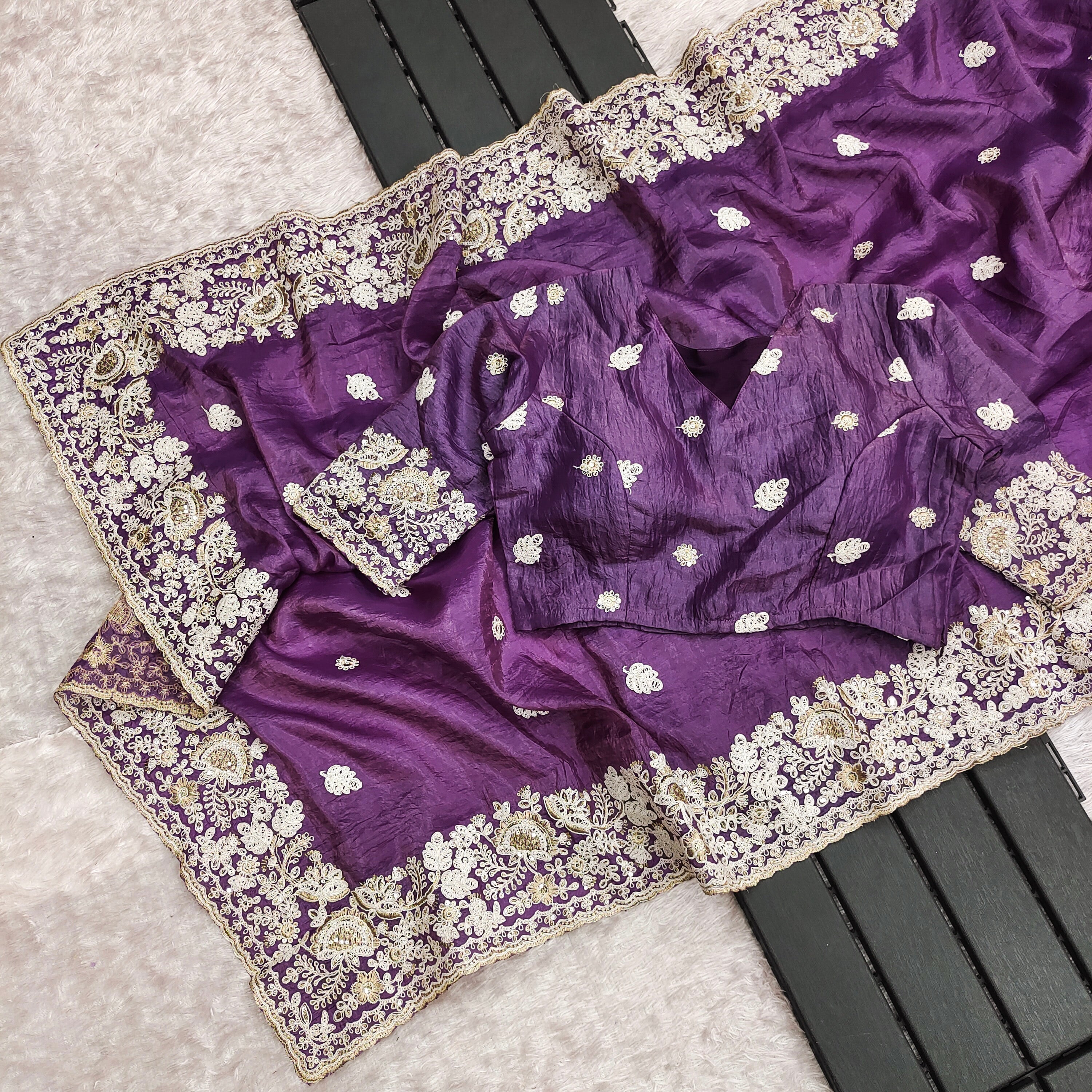 कढ़ाई, कढ़ाई और सीक्वेंस वर्क वाली पार्टी वेयर साड़ी