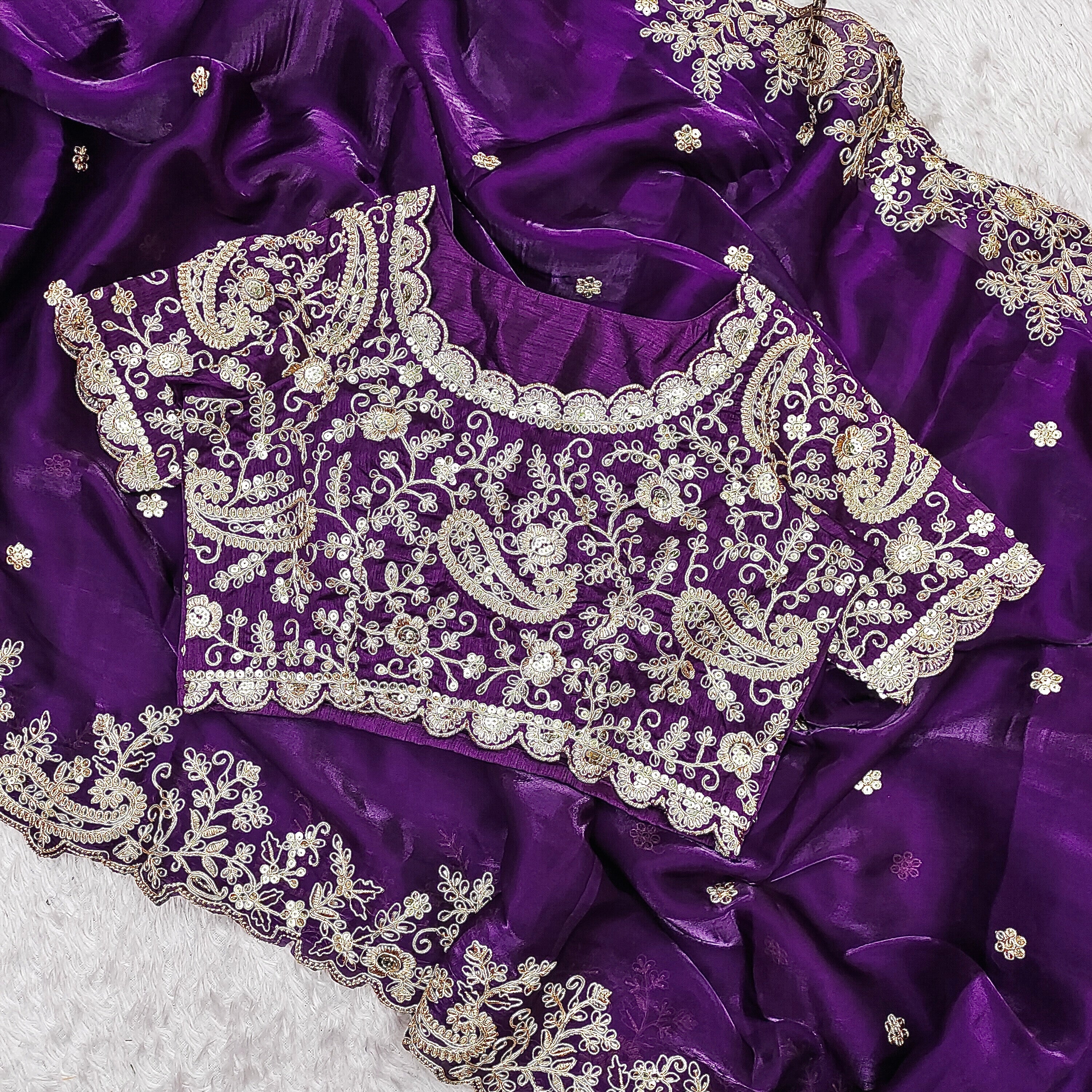 कढ़ाई, कढ़ाई और सीक्वेंस वर्क वाली पार्टी वेयर साड़ी