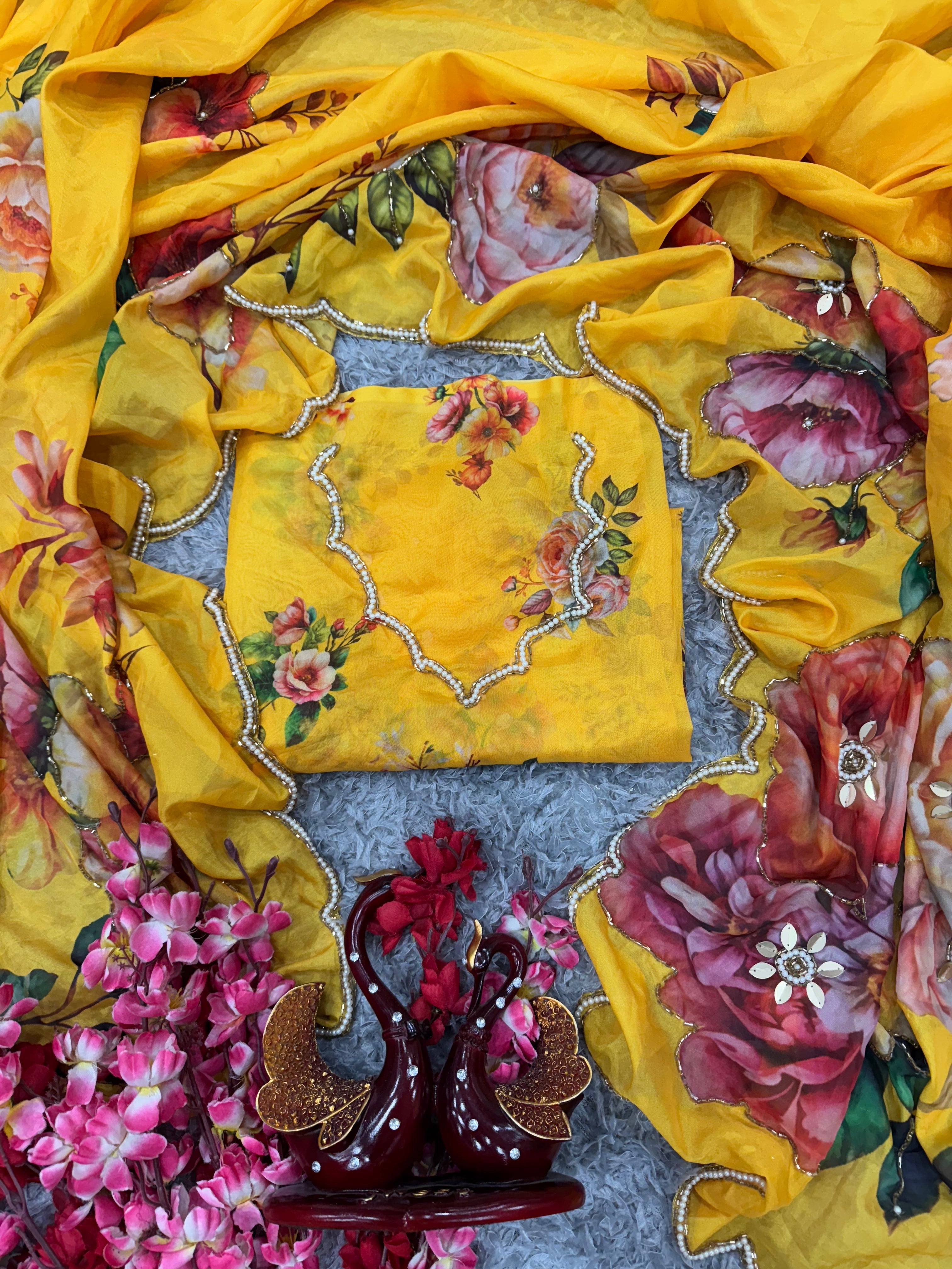 बॉर्डर पर मोतियों और कटदाना की हस्तकला के साथ फ्लोरल प्रिंट वाली खूबसूरत साड़ी