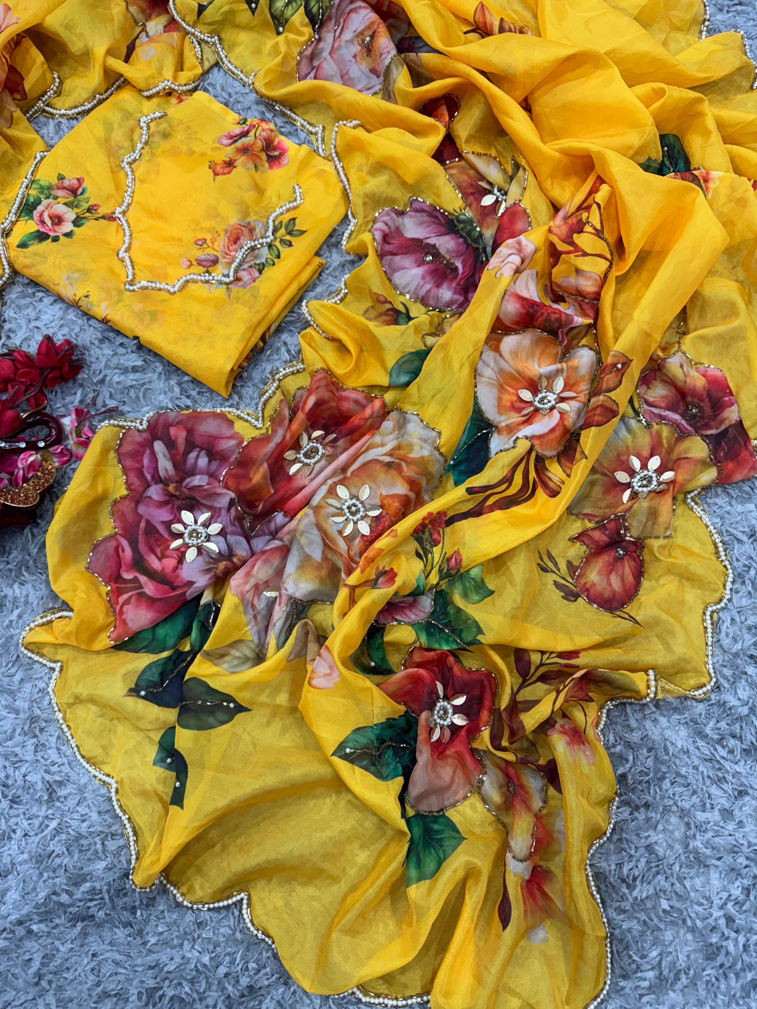 बॉर्डर पर मोतियों और कटदाना की हस्तकला के साथ फ्लोरल प्रिंट वाली खूबसूरत साड़ी