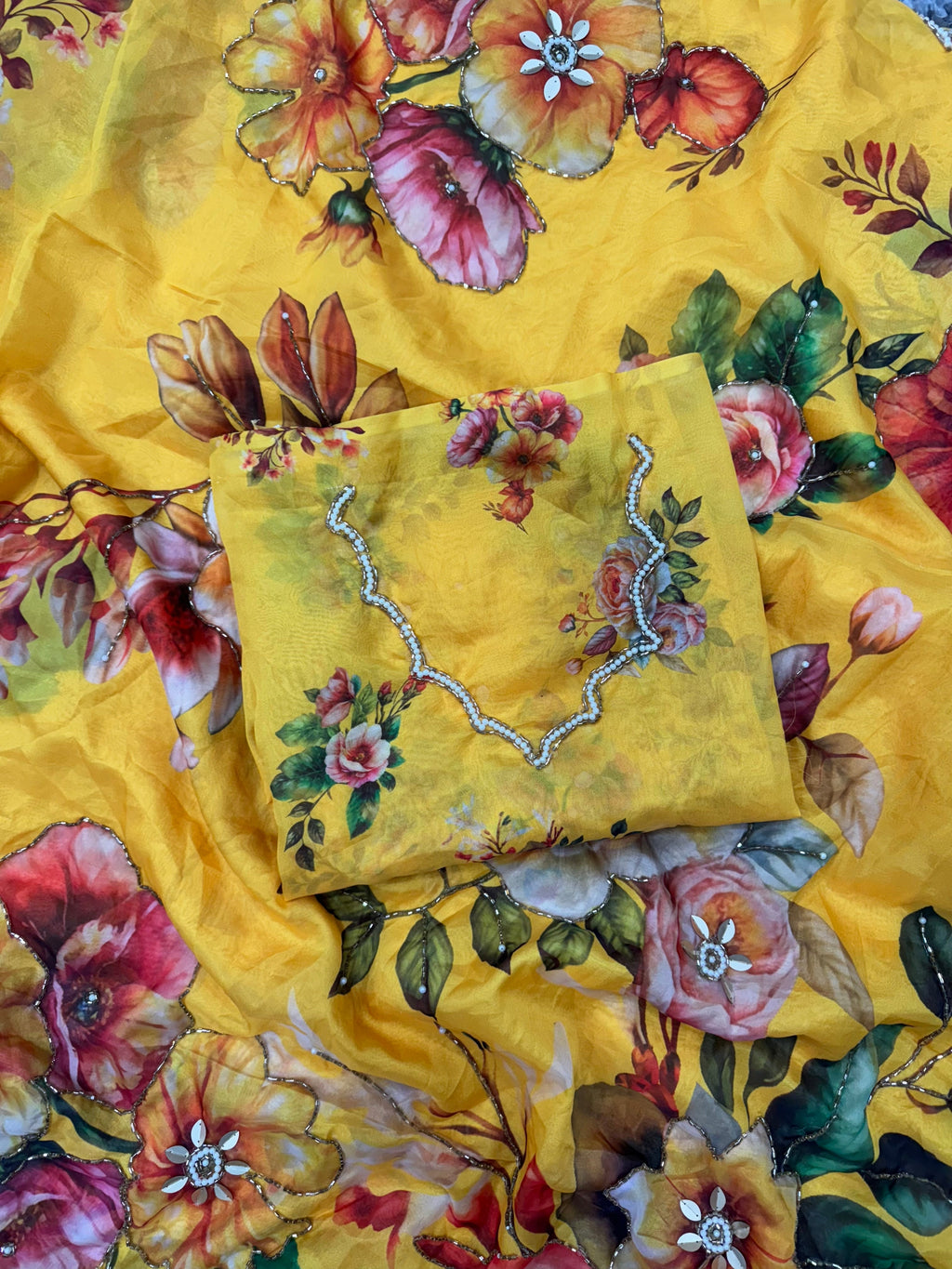 बॉर्डर पर मोतियों और कटदाना की हस्तकला के साथ फ्लोरल प्रिंट वाली खूबसूरत साड़ी