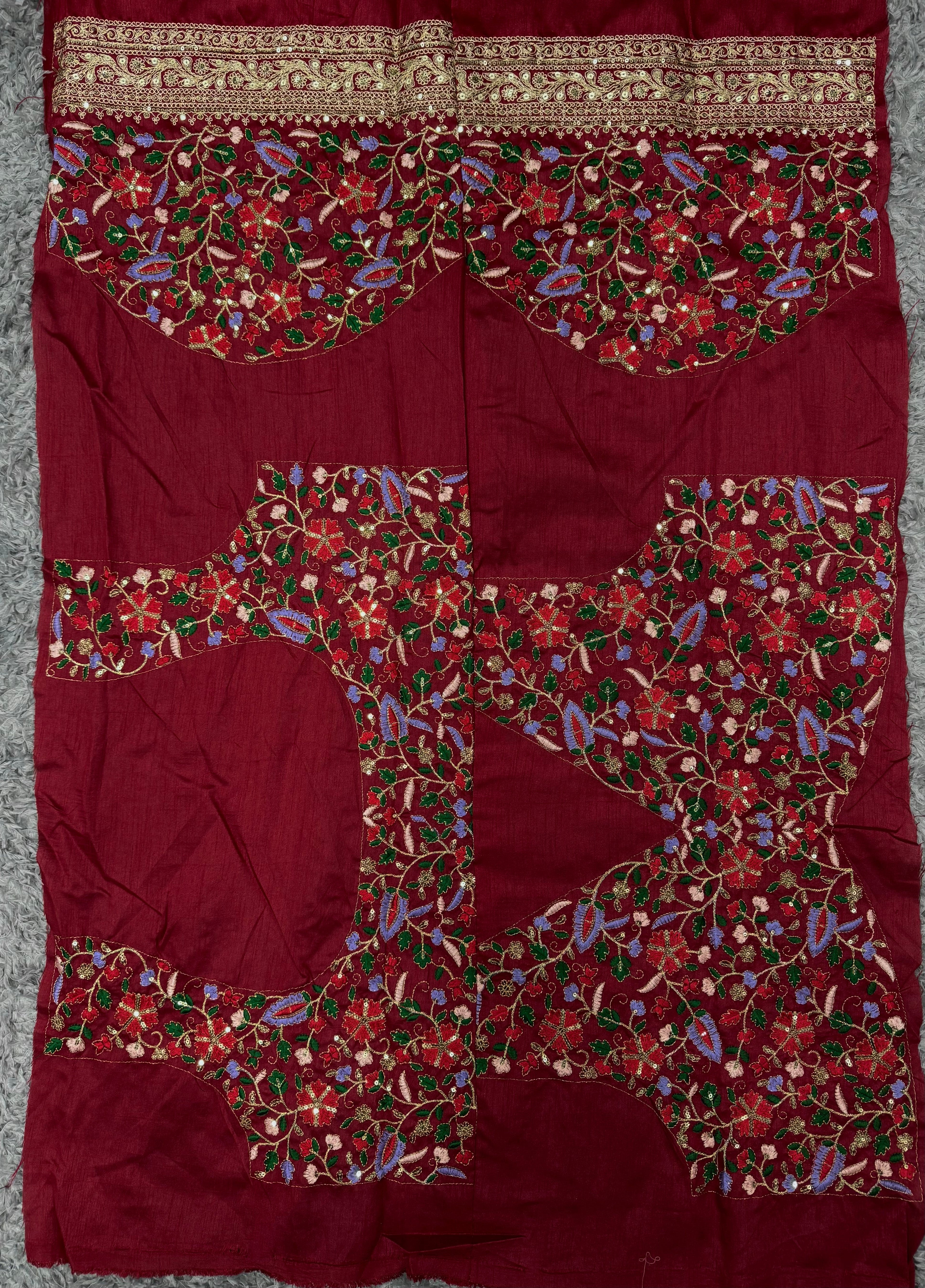 खूबसूरत सीक्वेंस और कॉर्डिंग कढ़ाई वर्क वाली लेस बॉर्डर वाली डिज़ाइनर साड़ी