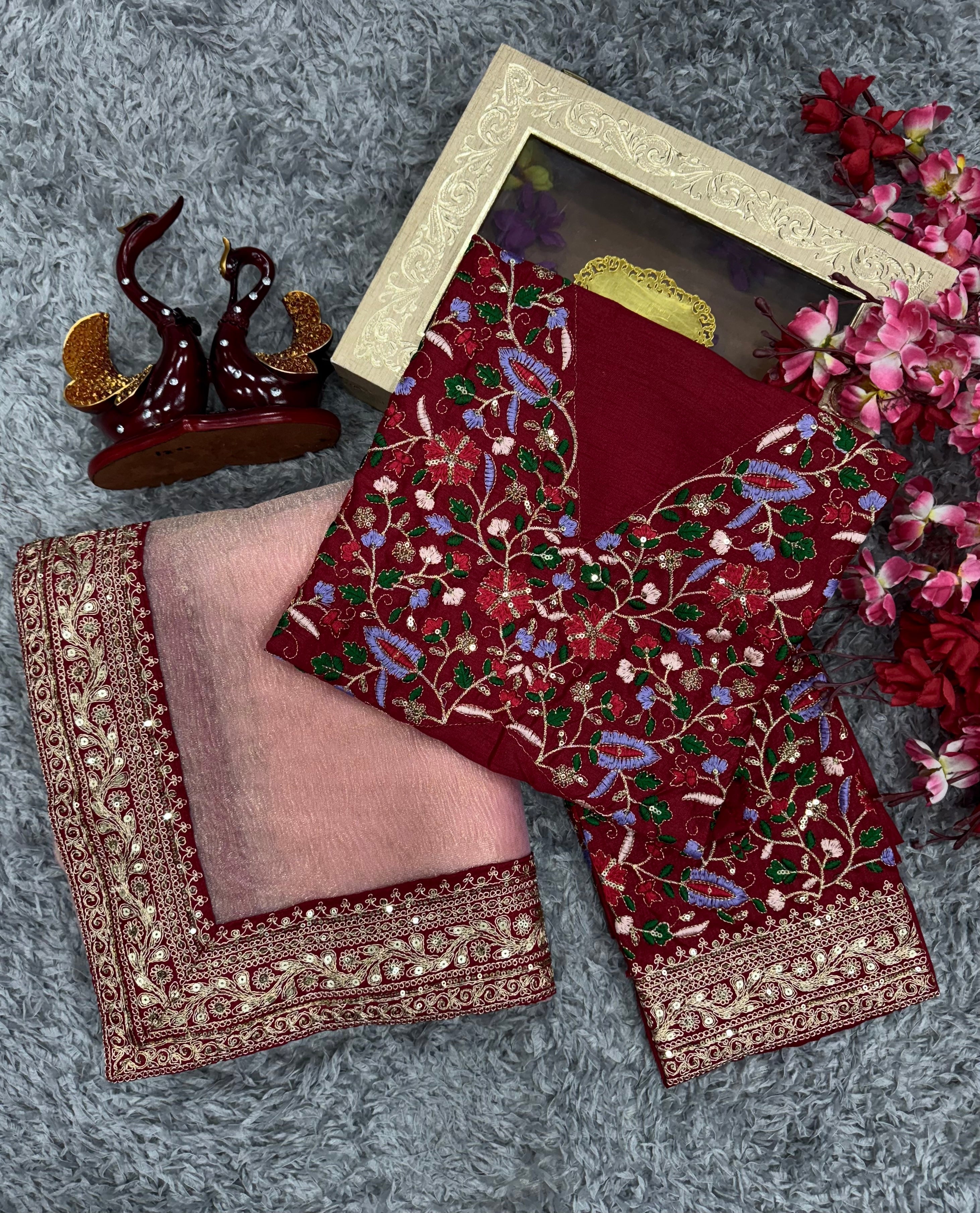 खूबसूरत सीक्वेंस और कॉर्डिंग कढ़ाई वर्क वाली लेस बॉर्डर वाली डिज़ाइनर साड़ी