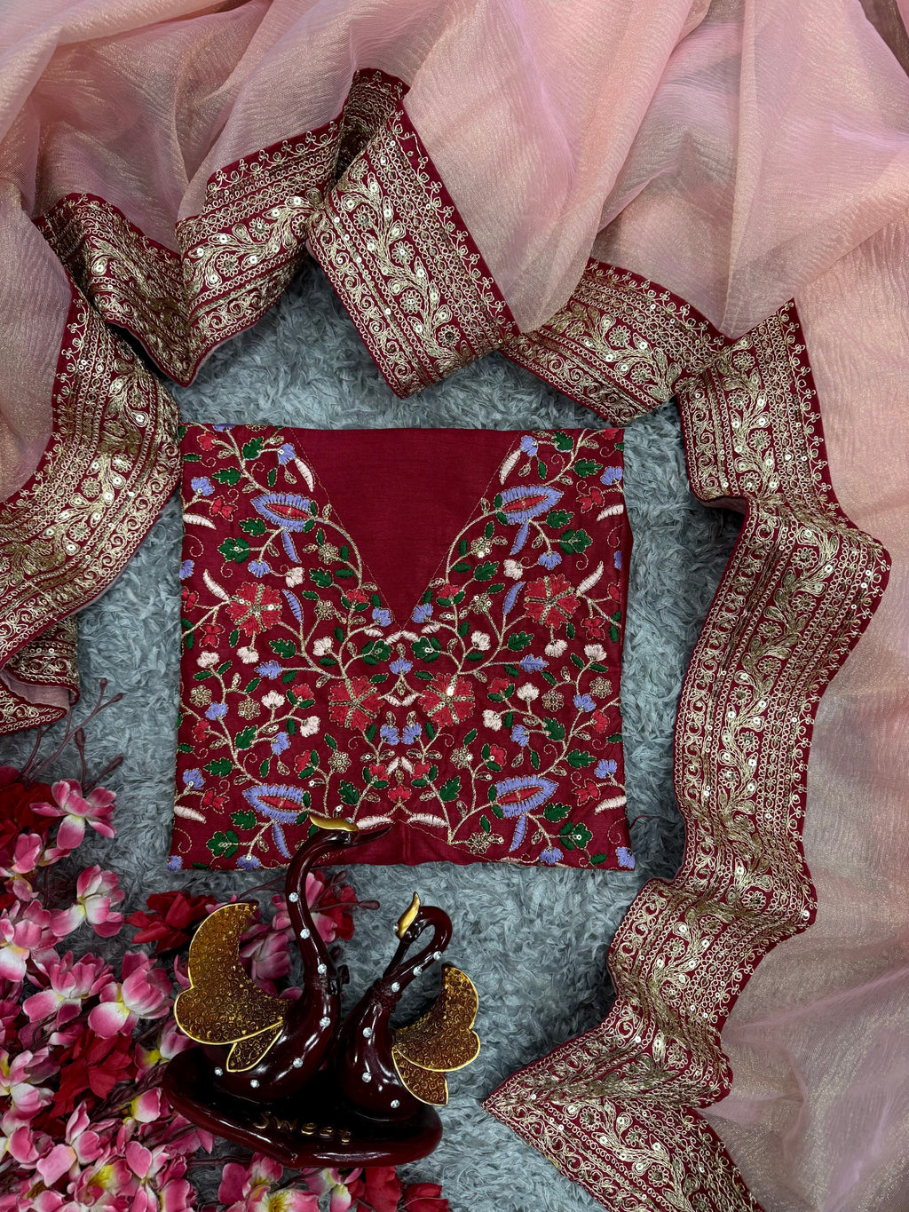 खूबसूरत सीक्वेंस और कॉर्डिंग कढ़ाई वर्क वाली लेस बॉर्डर वाली डिज़ाइनर साड़ी