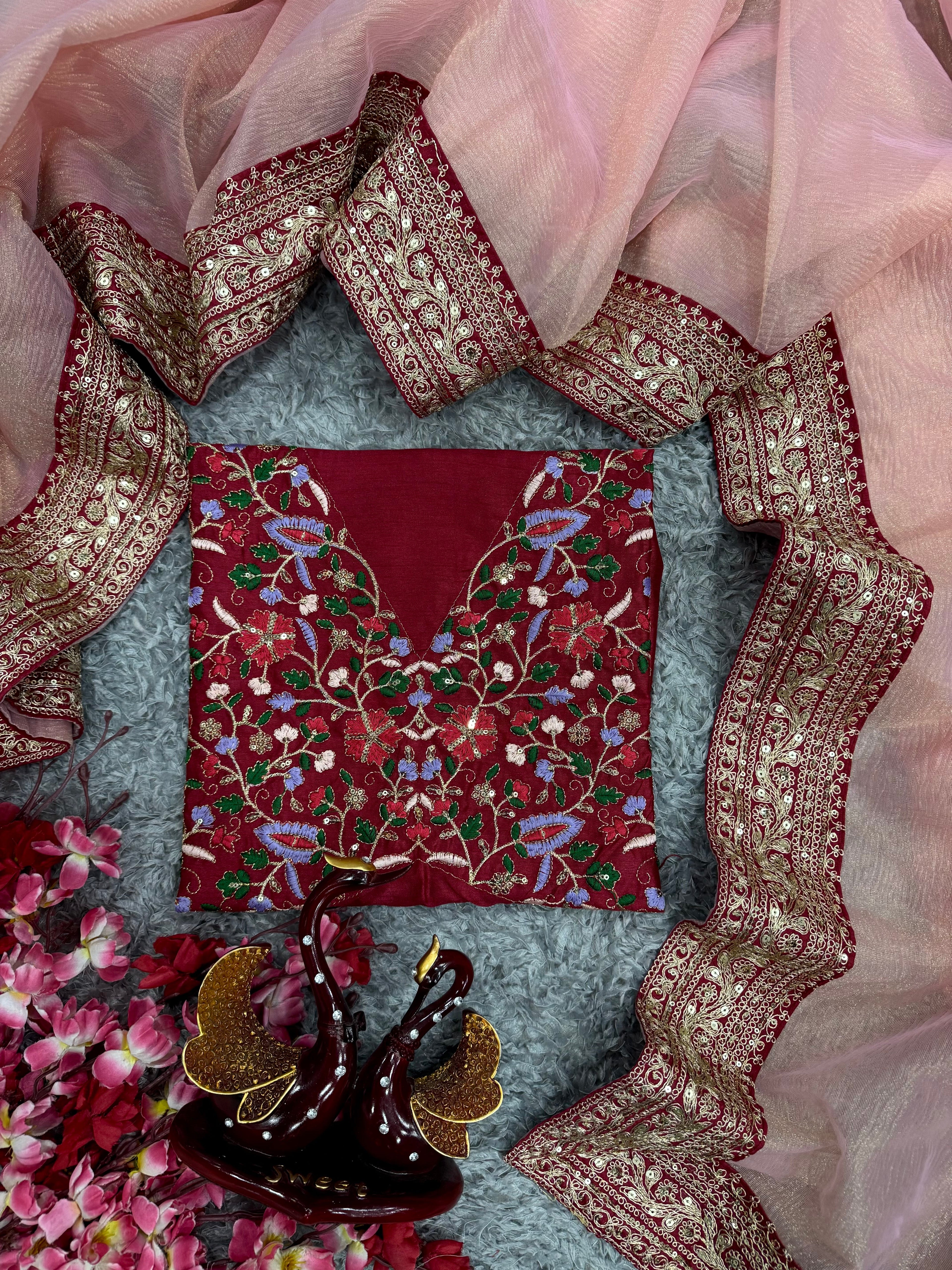 खूबसूरत सीक्वेंस और कॉर्डिंग कढ़ाई वर्क वाली लेस बॉर्डर वाली डिज़ाइनर साड़ी