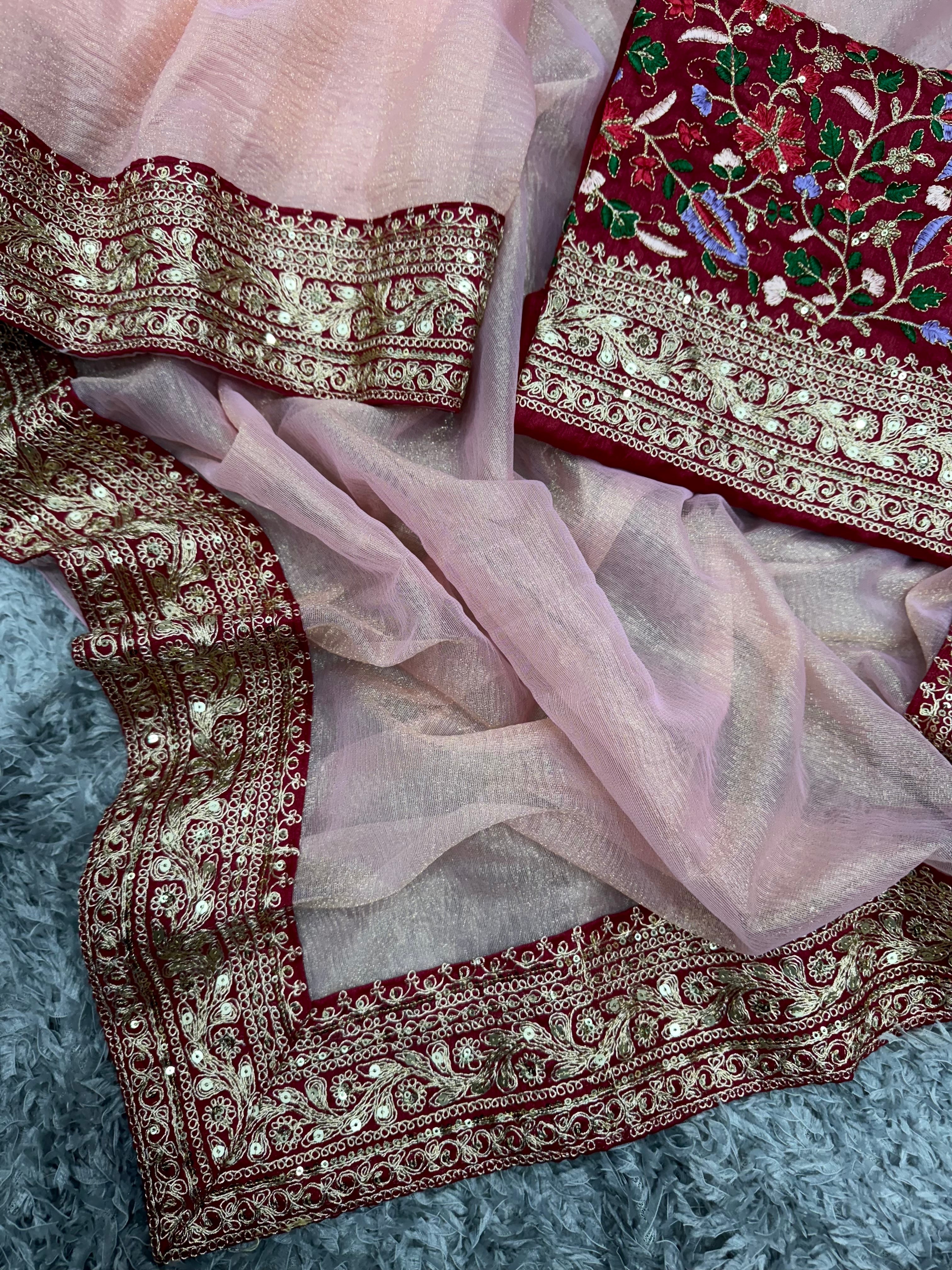 खूबसूरत सीक्वेंस और कॉर्डिंग कढ़ाई वर्क वाली लेस बॉर्डर वाली डिज़ाइनर साड़ी