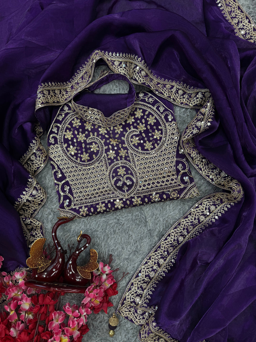 सीक्विन और डोरी कढ़ाई वाली पार्टी वेयर डिजाइनर साड़ी