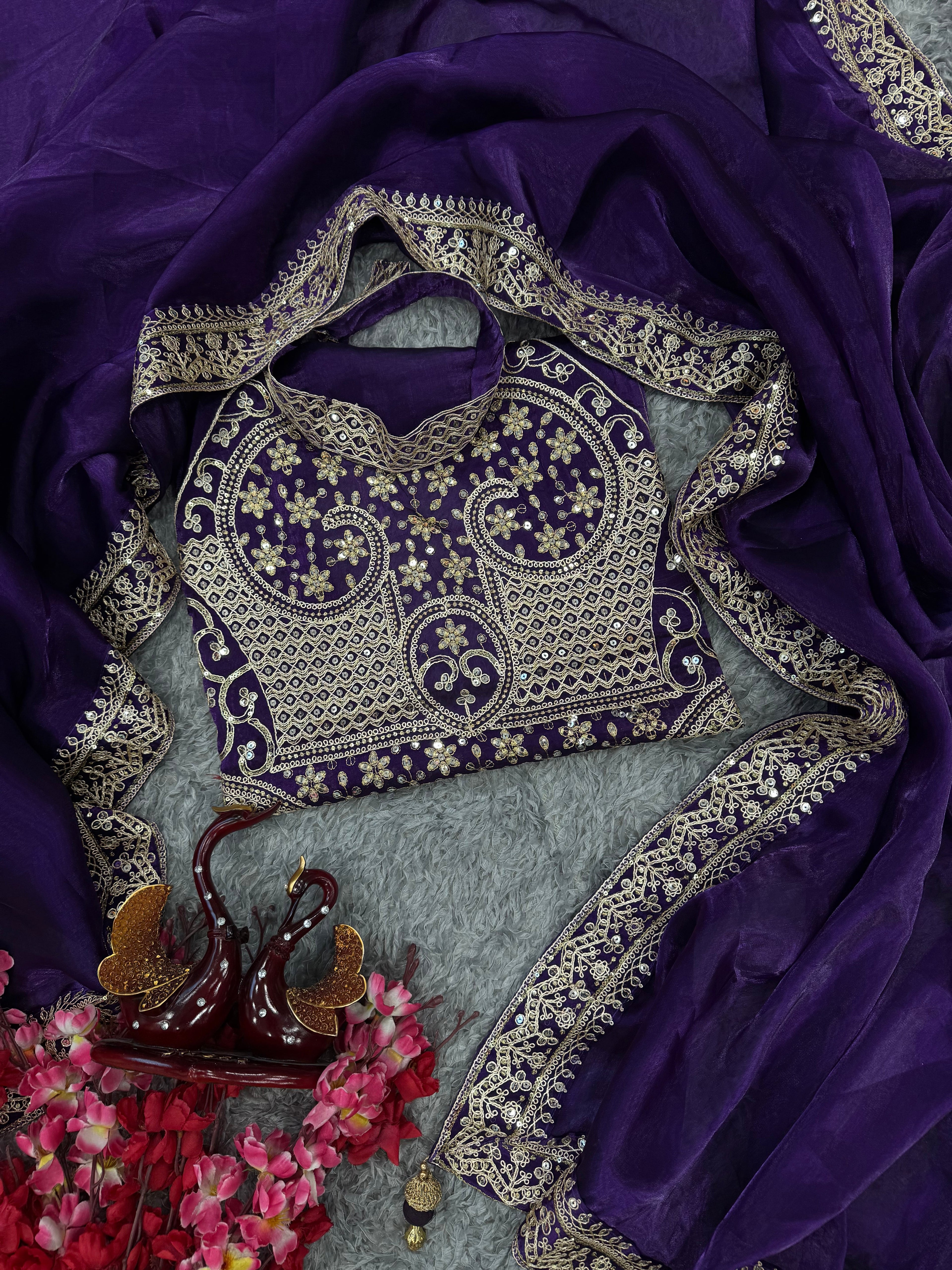 सीक्विन और डोरी कढ़ाई वाली पार्टी वेयर डिजाइनर साड़ी