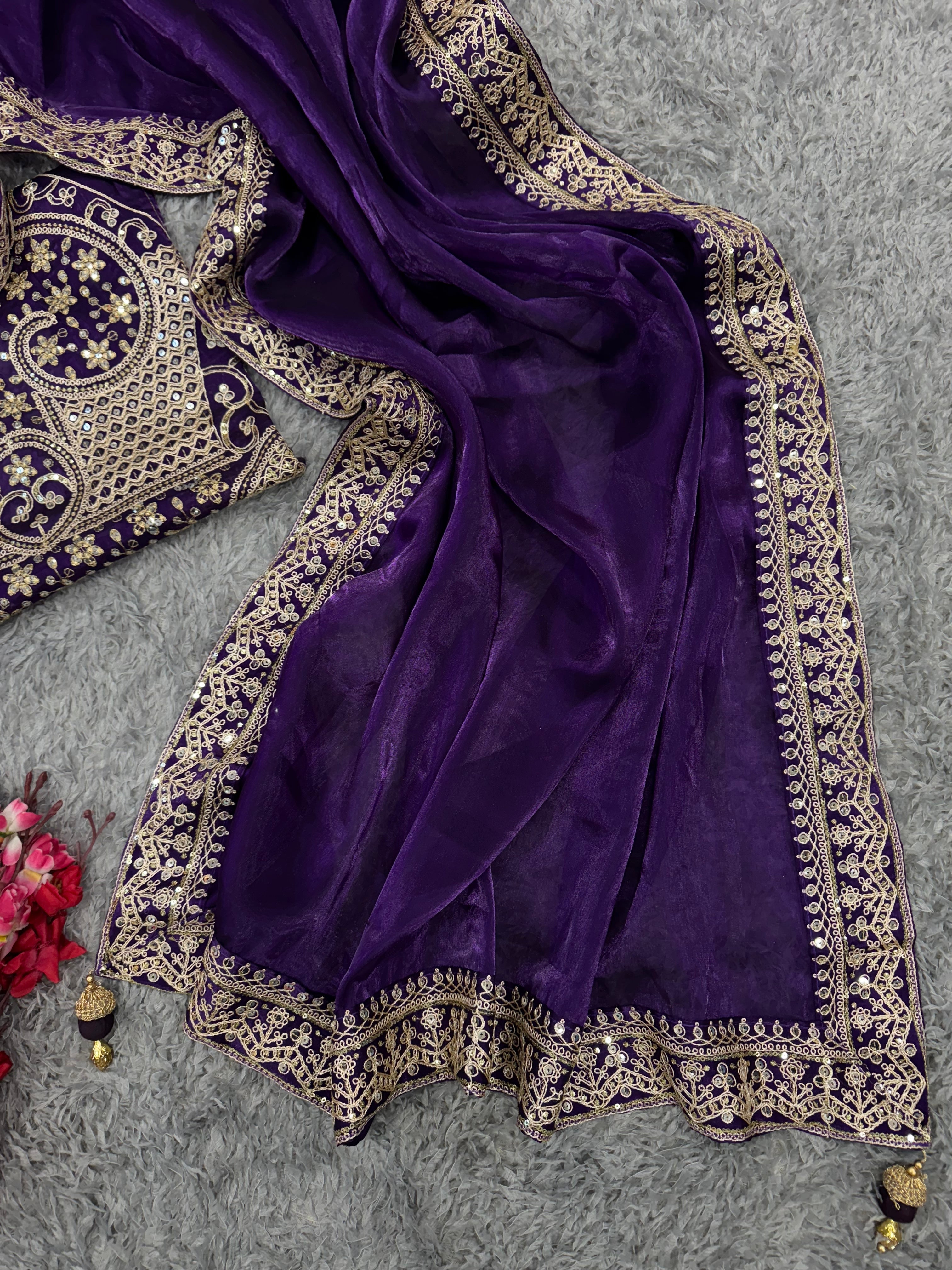 सीक्विन और डोरी कढ़ाई वाली पार्टी वेयर डिजाइनर साड़ी