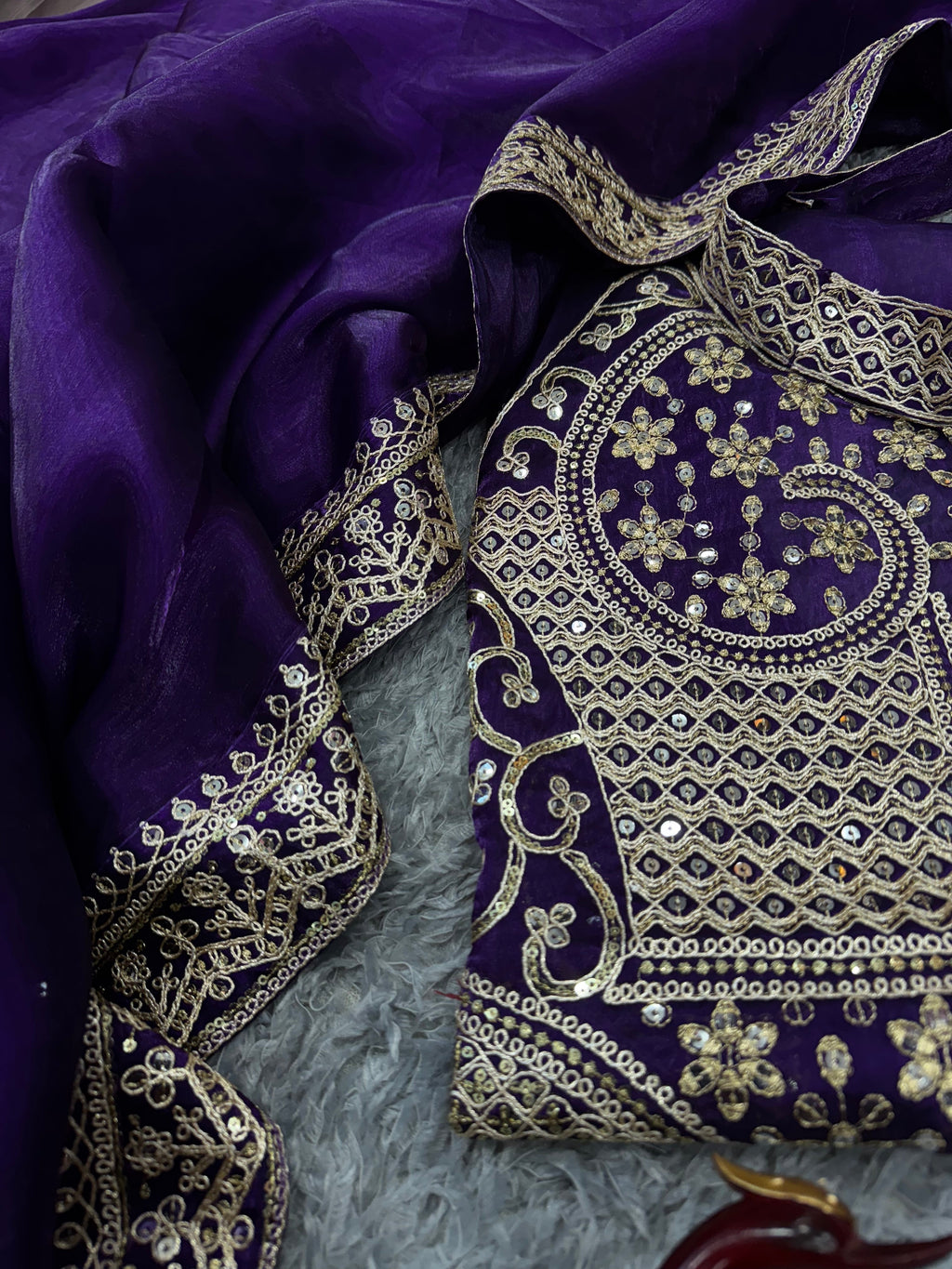 सीक्विन और डोरी कढ़ाई वाली पार्टी वेयर डिजाइनर साड़ी