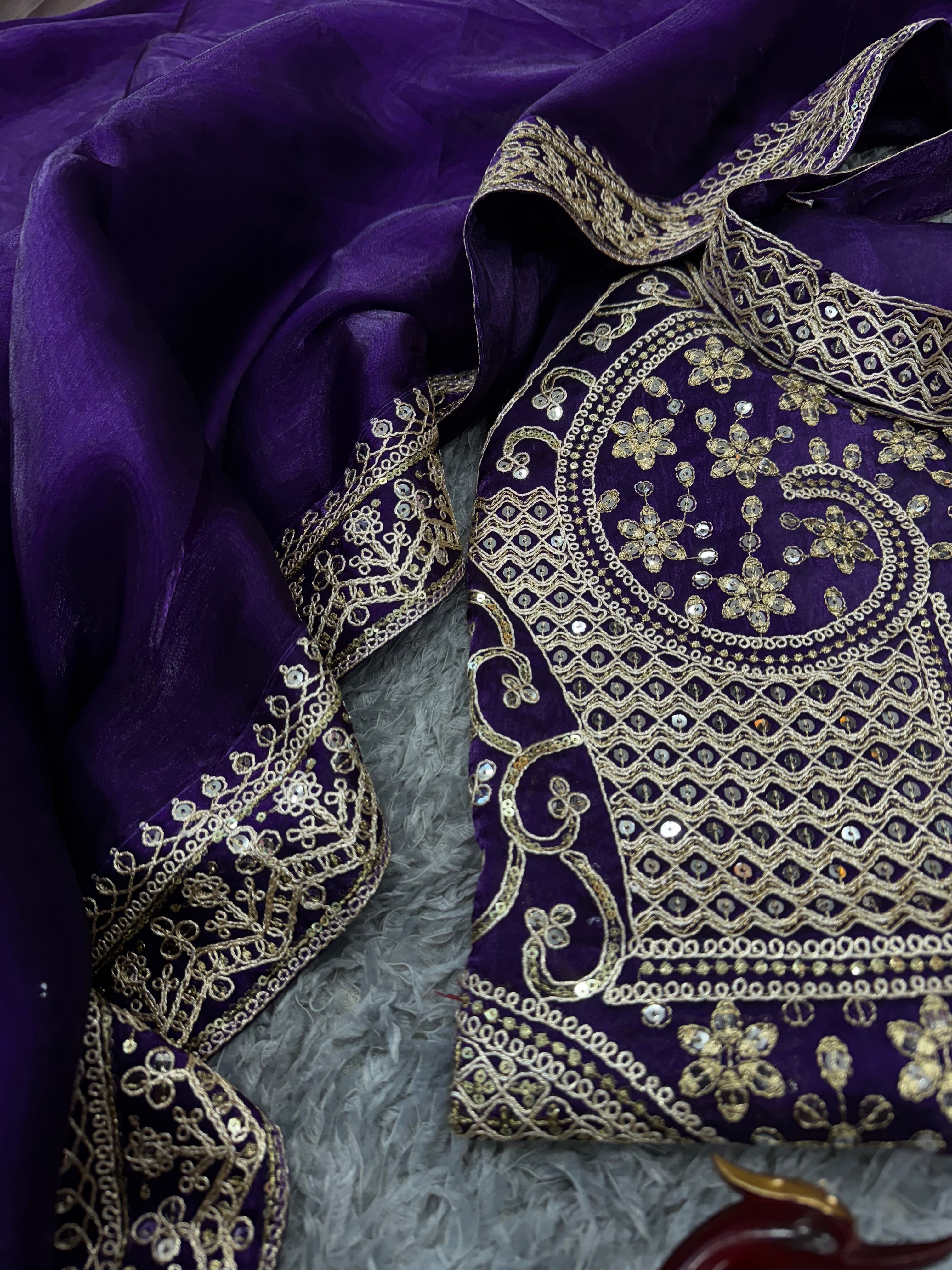 सीक्विन और डोरी कढ़ाई वाली पार्टी वेयर डिजाइनर साड़ी