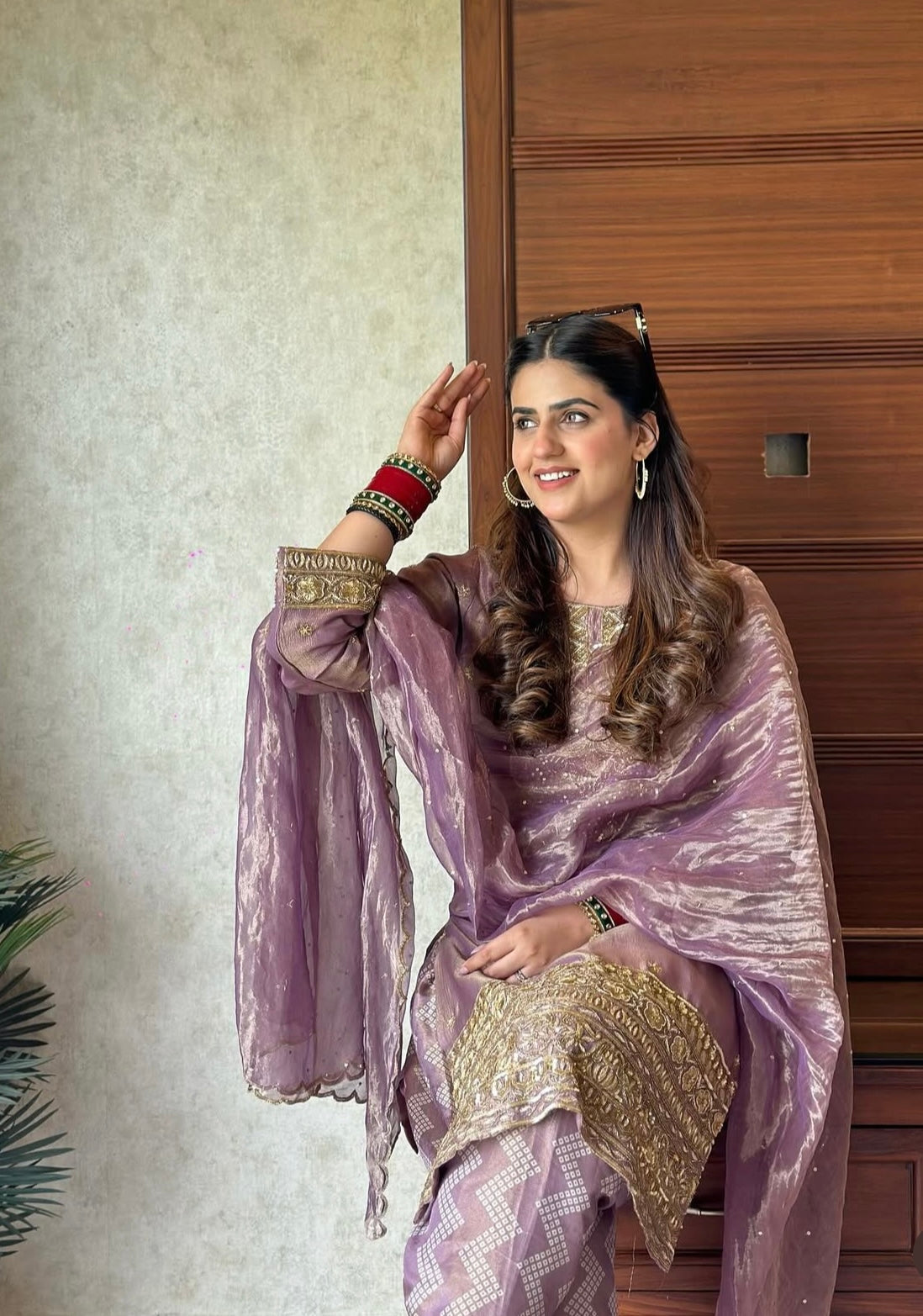 पार्टी वेयर टॉप-पैंट और दुपट्टा, कढ़ाई और सीक्वेंस वर्क के साथ