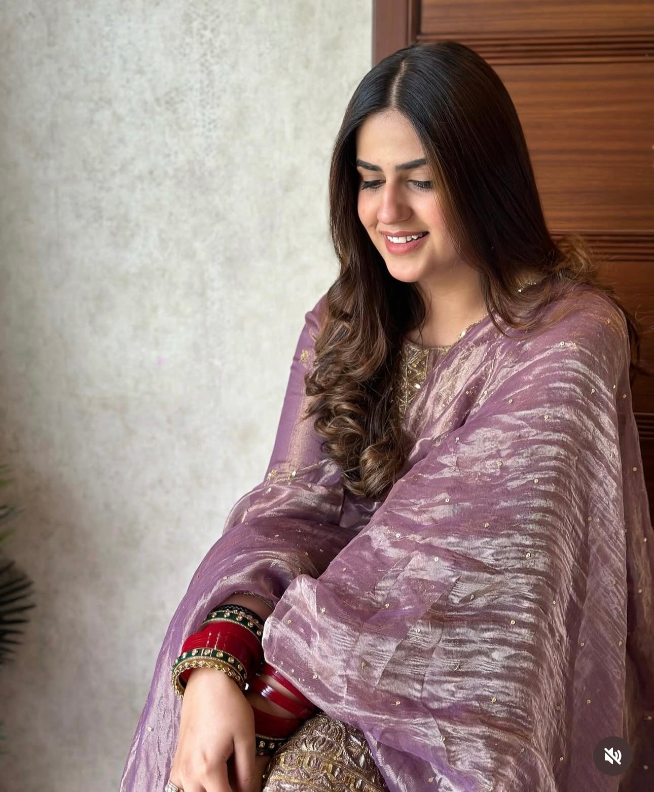 पार्टी वेयर टॉप-पैंट और दुपट्टा, कढ़ाई और सीक्वेंस वर्क के साथ