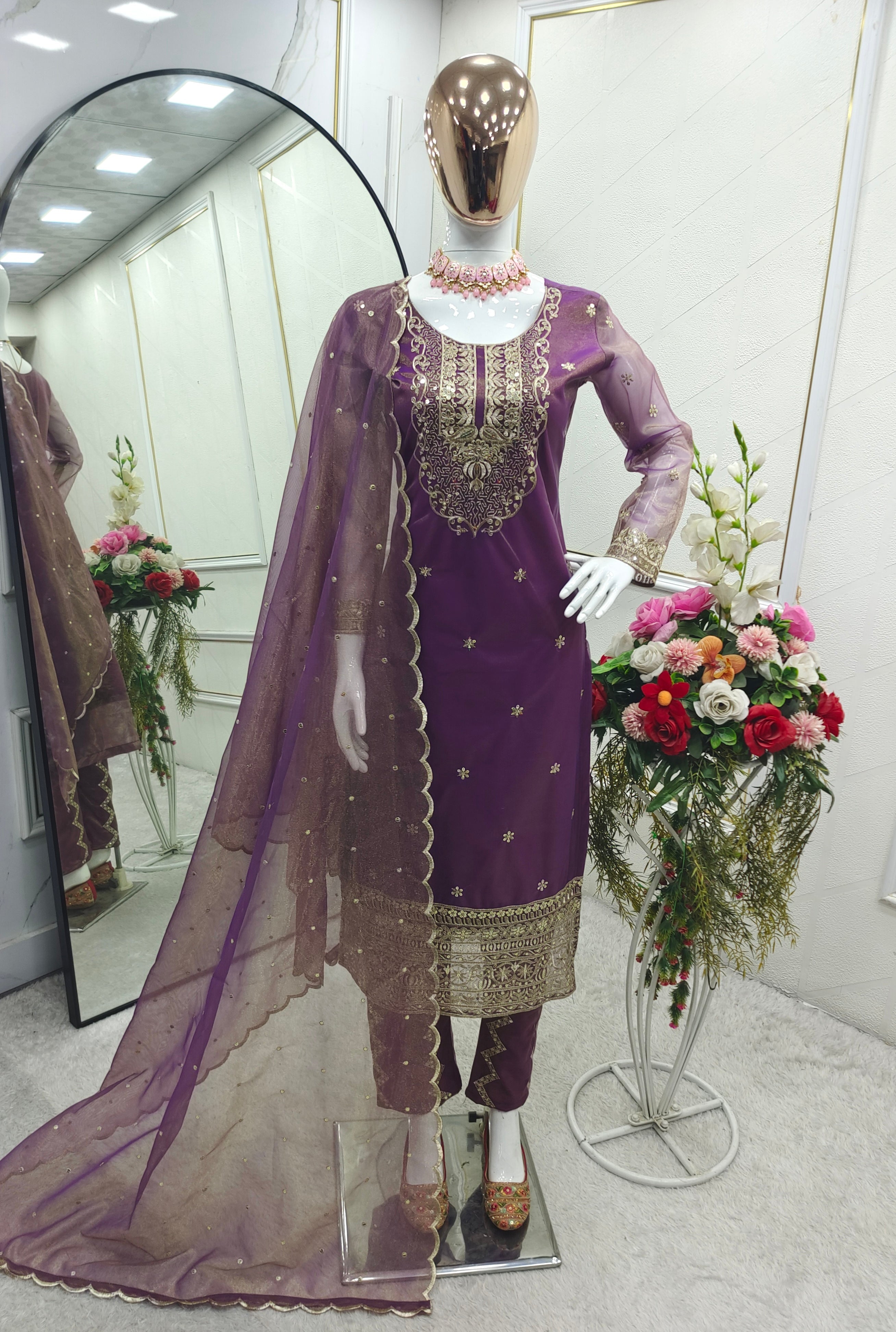 पार्टी वेयर टॉप-पैंट और दुपट्टा, कढ़ाई और सीक्वेंस वर्क के साथ