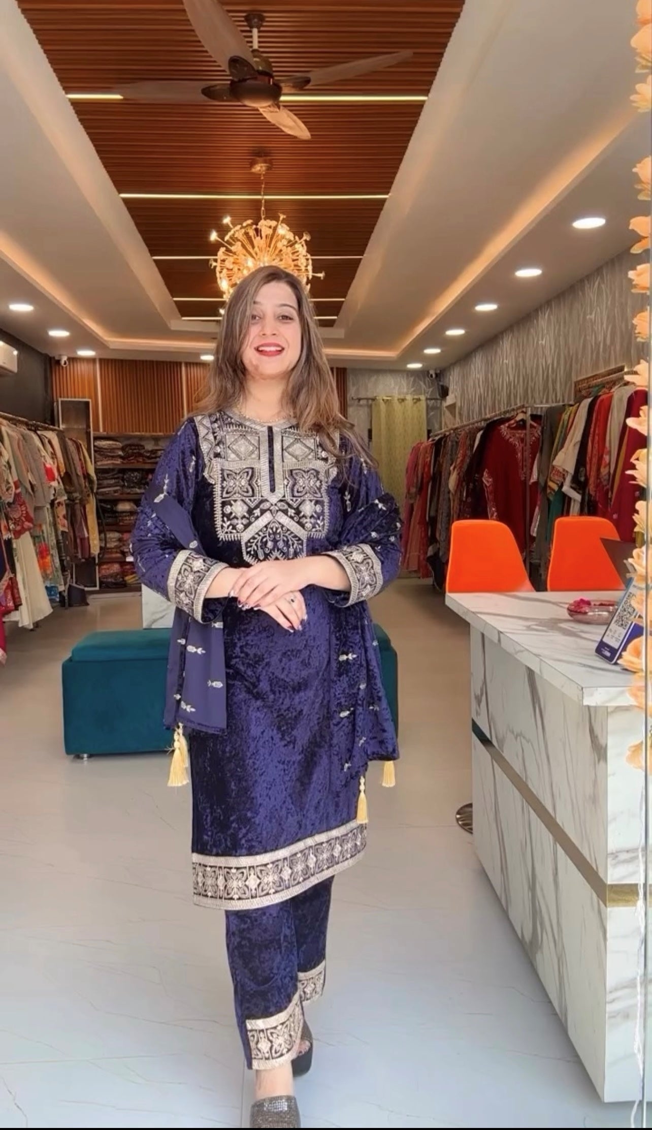 पार्टी वेयर सूट सेट, कढ़ाई और सीक्वेंस वर्क के साथ