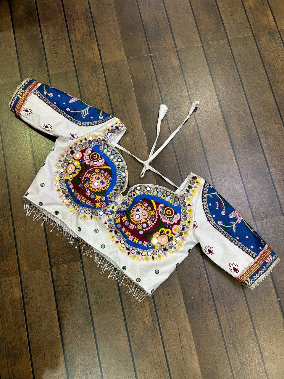 नवरात्रि स्पेशल लहंगा चोली, असली शीशे और धागे की कढ़ाई के काम के साथ