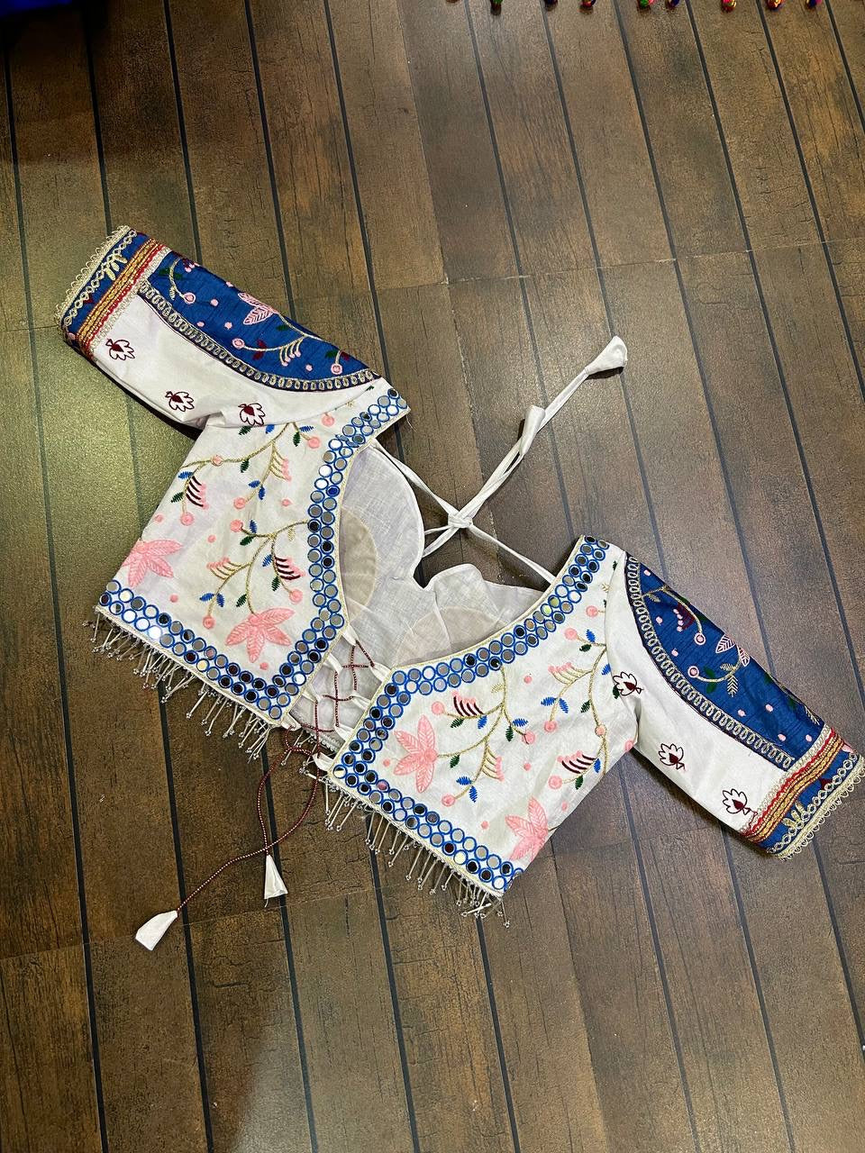 नवरात्रि स्पेशल लहंगा चोली, असली शीशे और धागे की कढ़ाई के काम के साथ