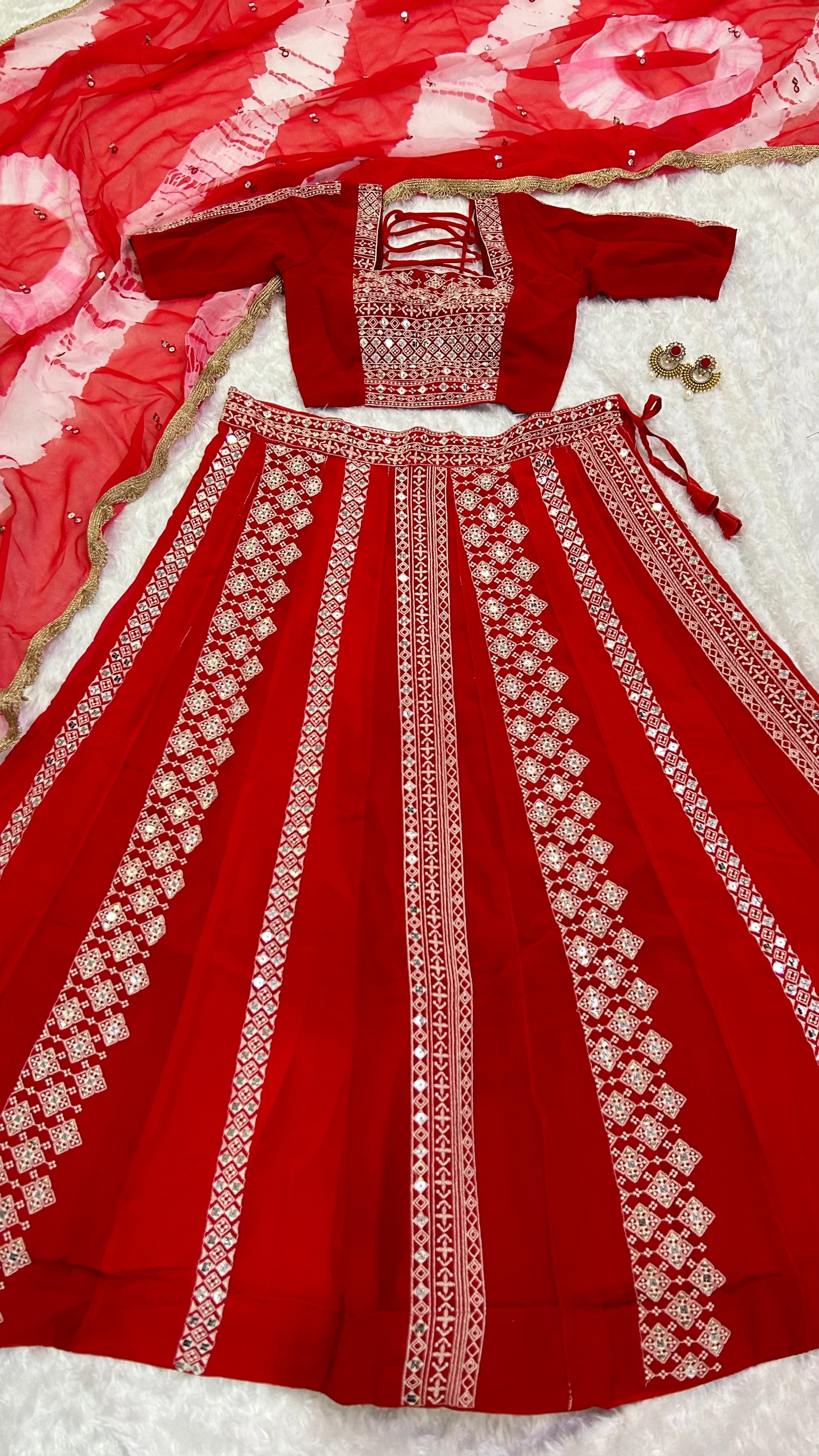 कॉटन थ्रेड और सीक्वेंस वर्क वाला पार्टी वेयर लहंगा चोली