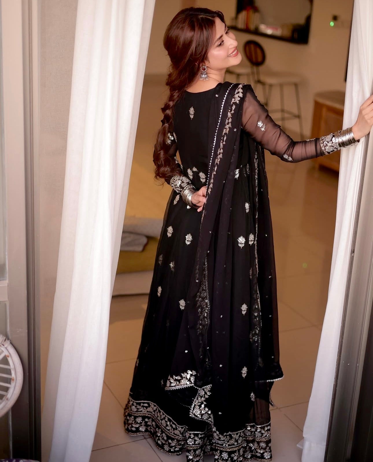 कढ़ाई और सीक्वेंस वर्क से सजा खूबसूरत पार्टी गाउन - पैंटी और दुपट्टा