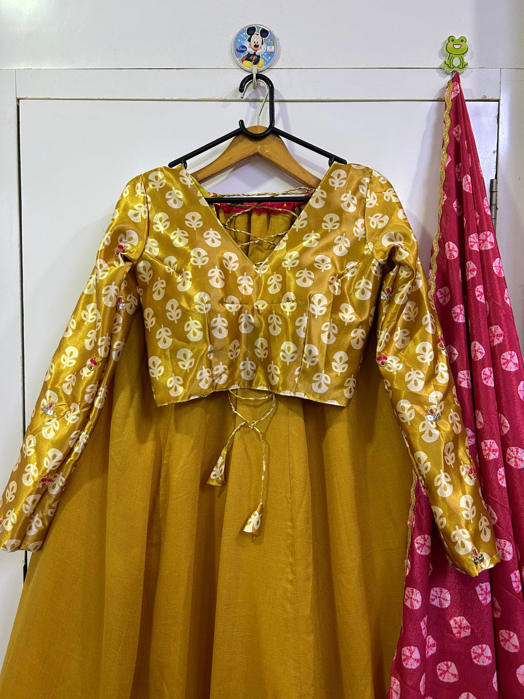 नवरात्रि स्पेशल डिज़ाइनर लहंगा चोली, धागे और असली शीशे के काम के साथ