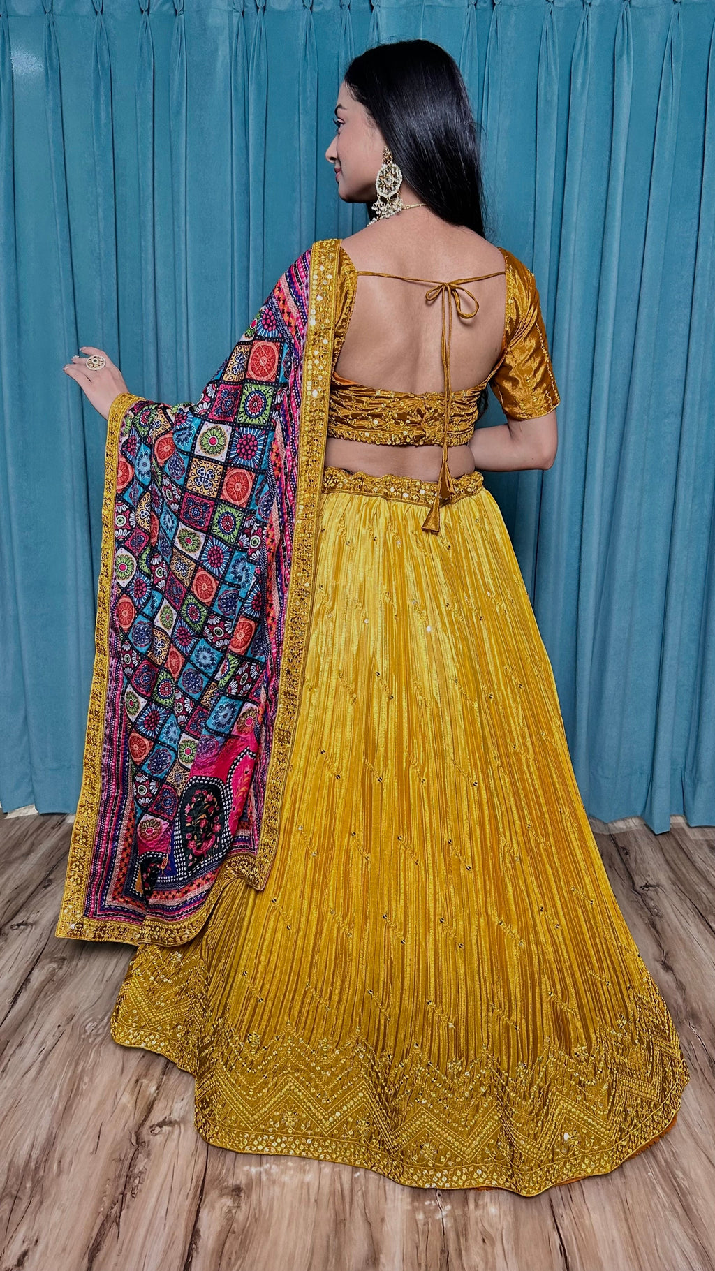 सीक्वेंस और थ्रेड वर्क वाला पार्टी वेयर लहंगा चोली