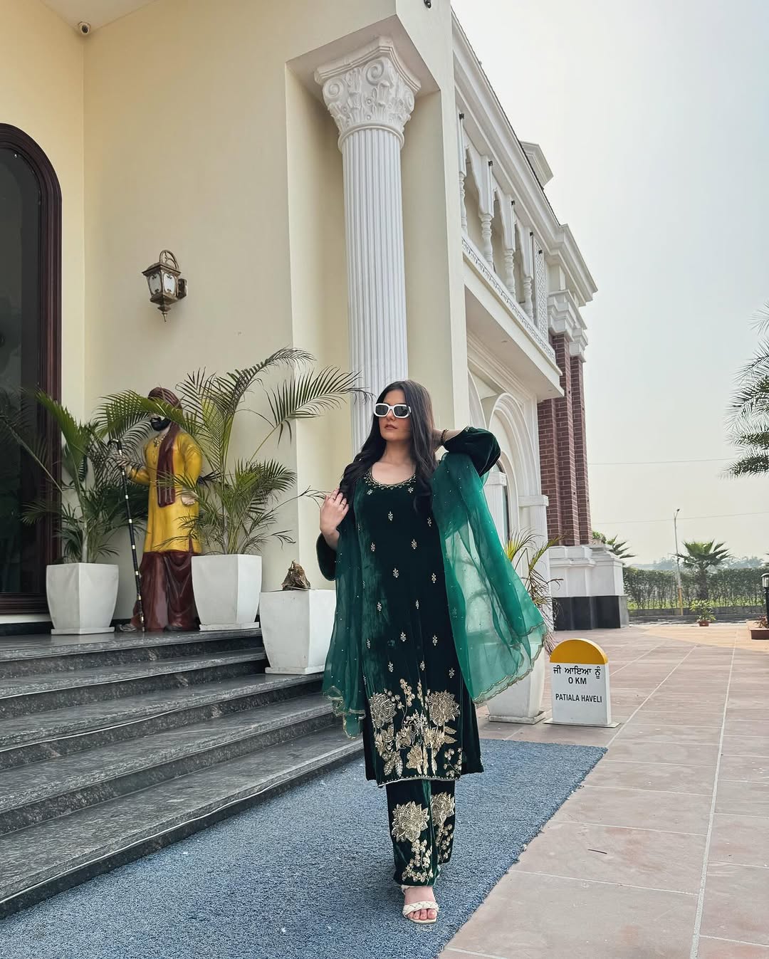 कढ़ाई और कोडिंग सीक्वेंस वर्क से सजा खूबसूरत पार्टी सूट सेट