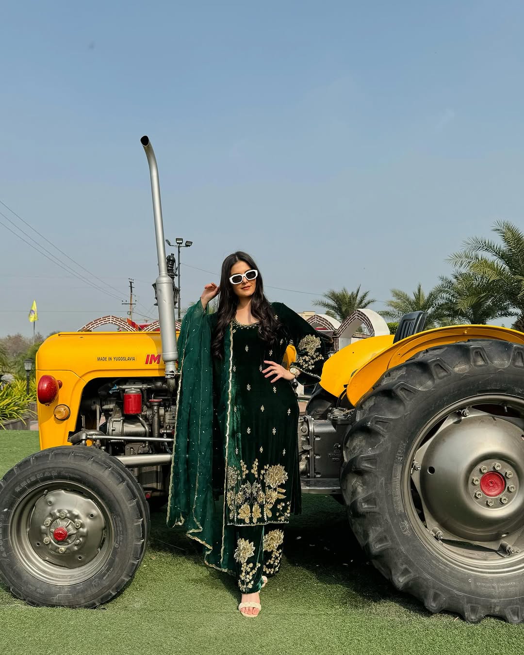 कढ़ाई और कोडिंग सीक्वेंस वर्क से सजा खूबसूरत पार्टी सूट सेट