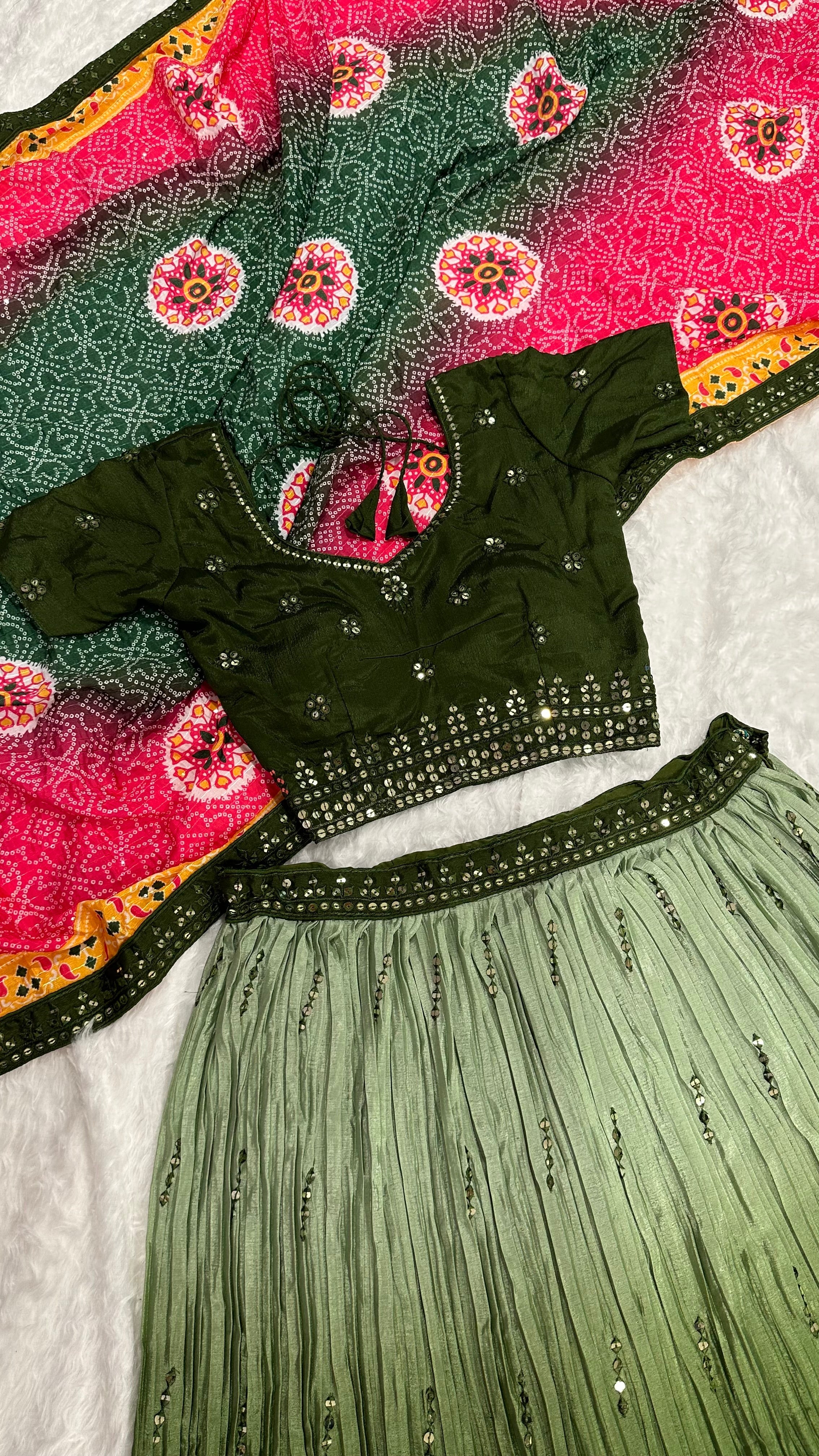 पार्टी के लिए उपयुक्त, सीक्वेंस और थ्रेड वर्क से सजा खूबसूरत लहंगा चोली।