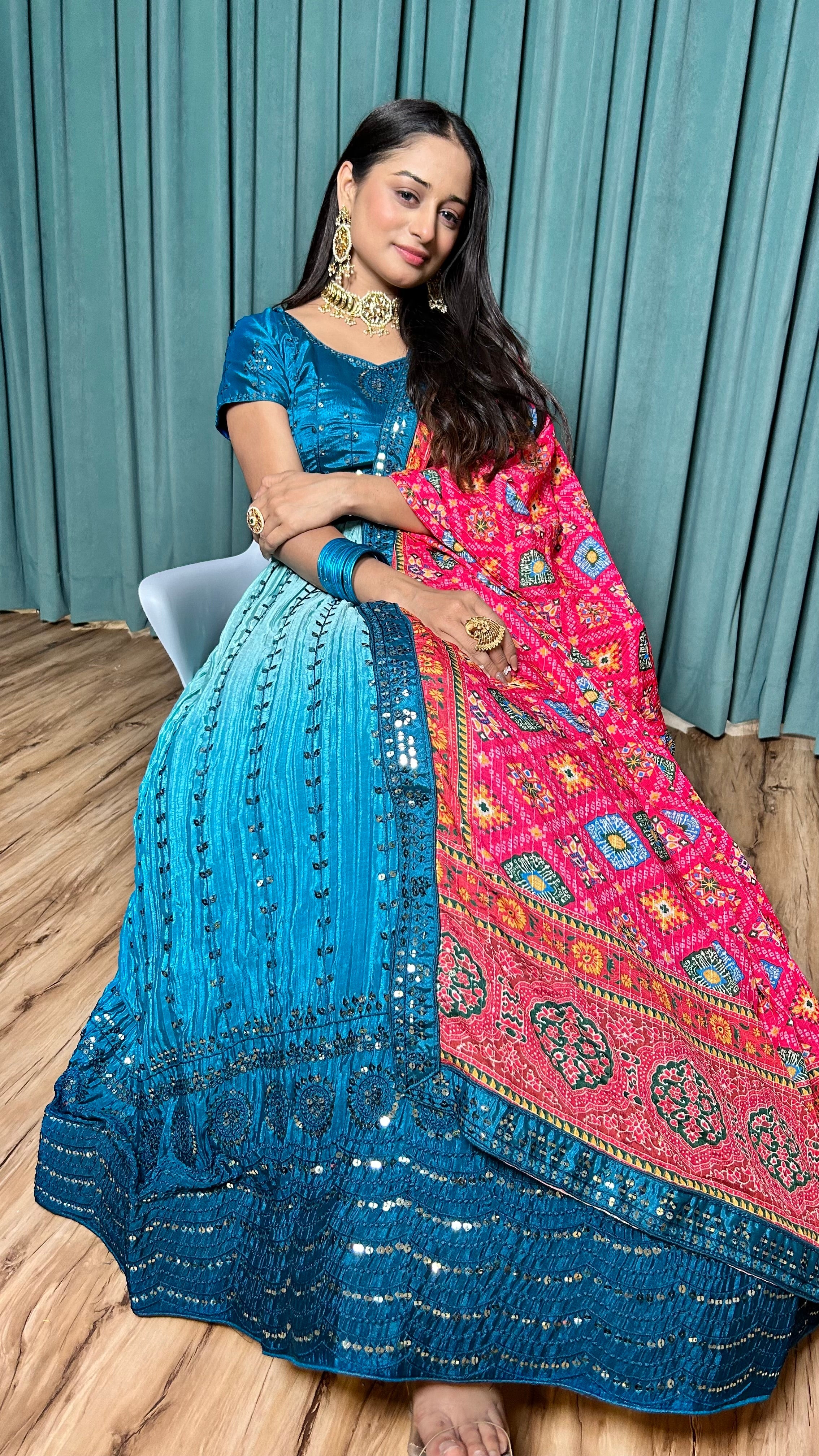 पार्टी वेयर डिजाइनर लहंगा चोली, सीक्वेंस और थ्रेड वर्क के साथ