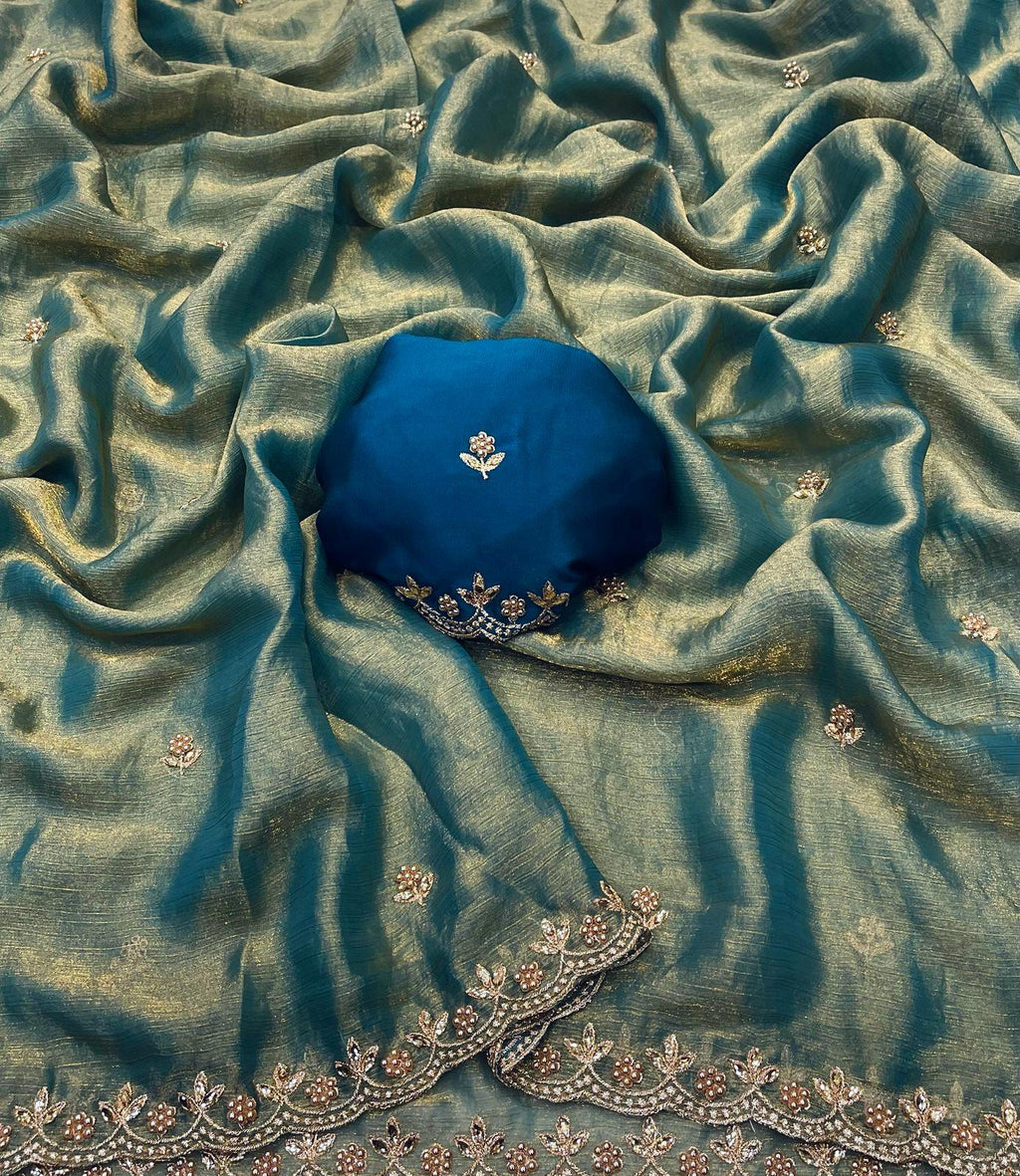 कढ़ाई और मोती की हस्तकला वाली पार्टी वेयर साड़ी