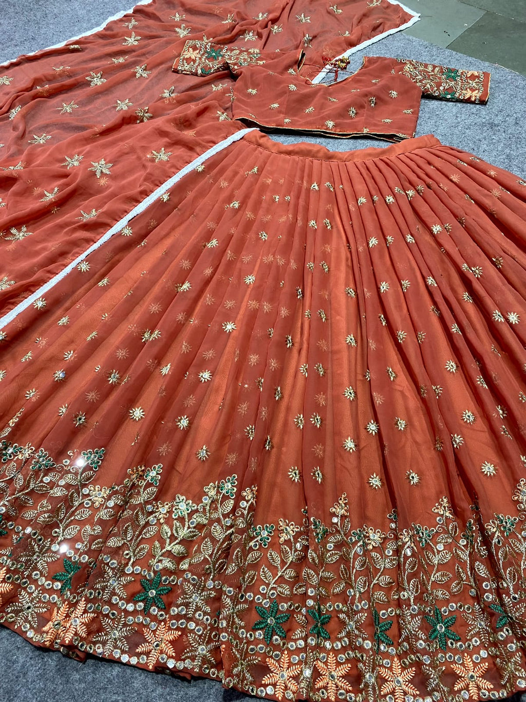 कढ़ाई और सीक्वेंस वर्क से सजा हुआ डिजाइनर पार्टी वेयर लहंगा चोली
