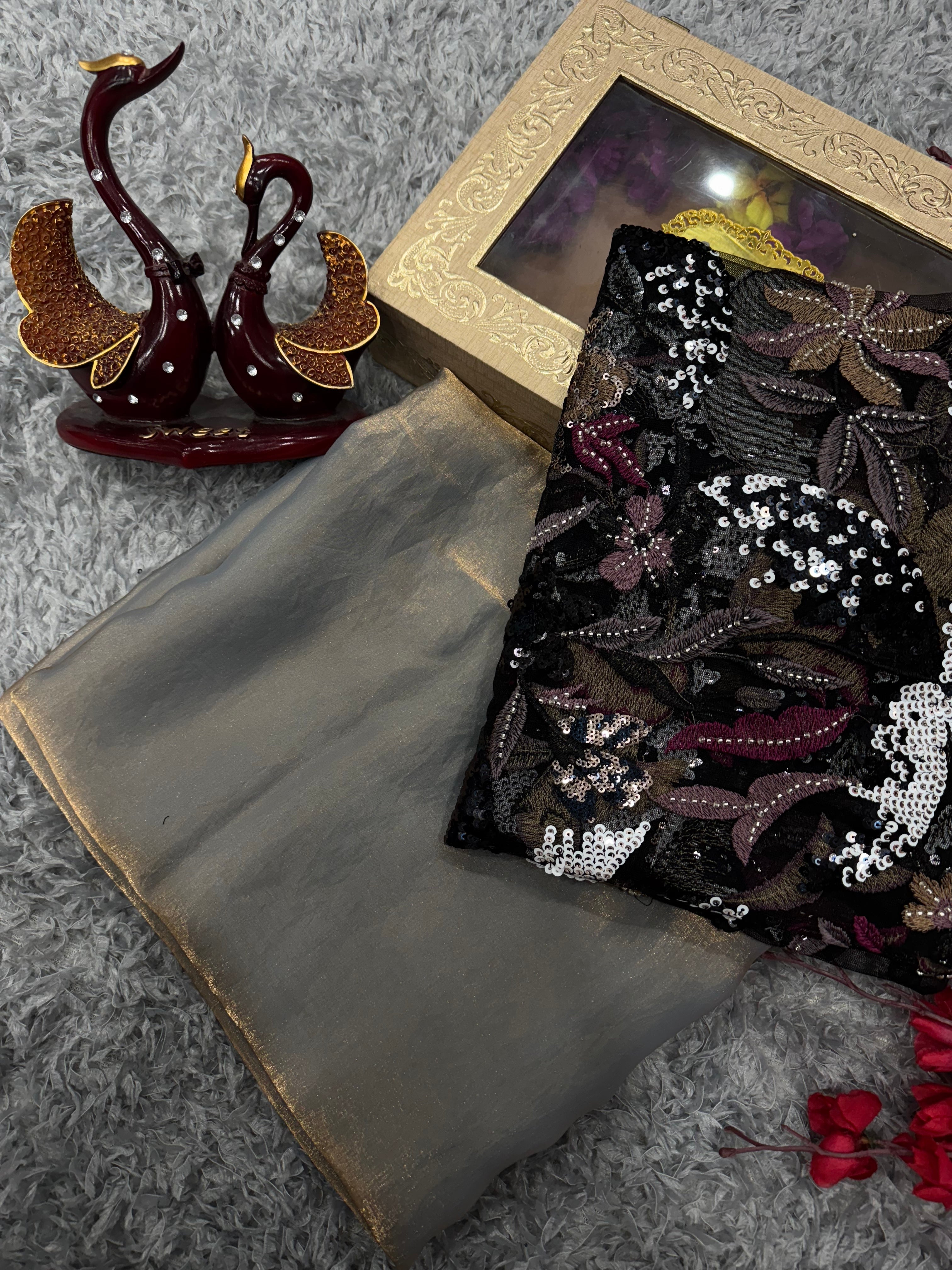 मल्टी थ्रेड वर्क वाली डिज़ाइनर पार्टी वेयर साड़ी