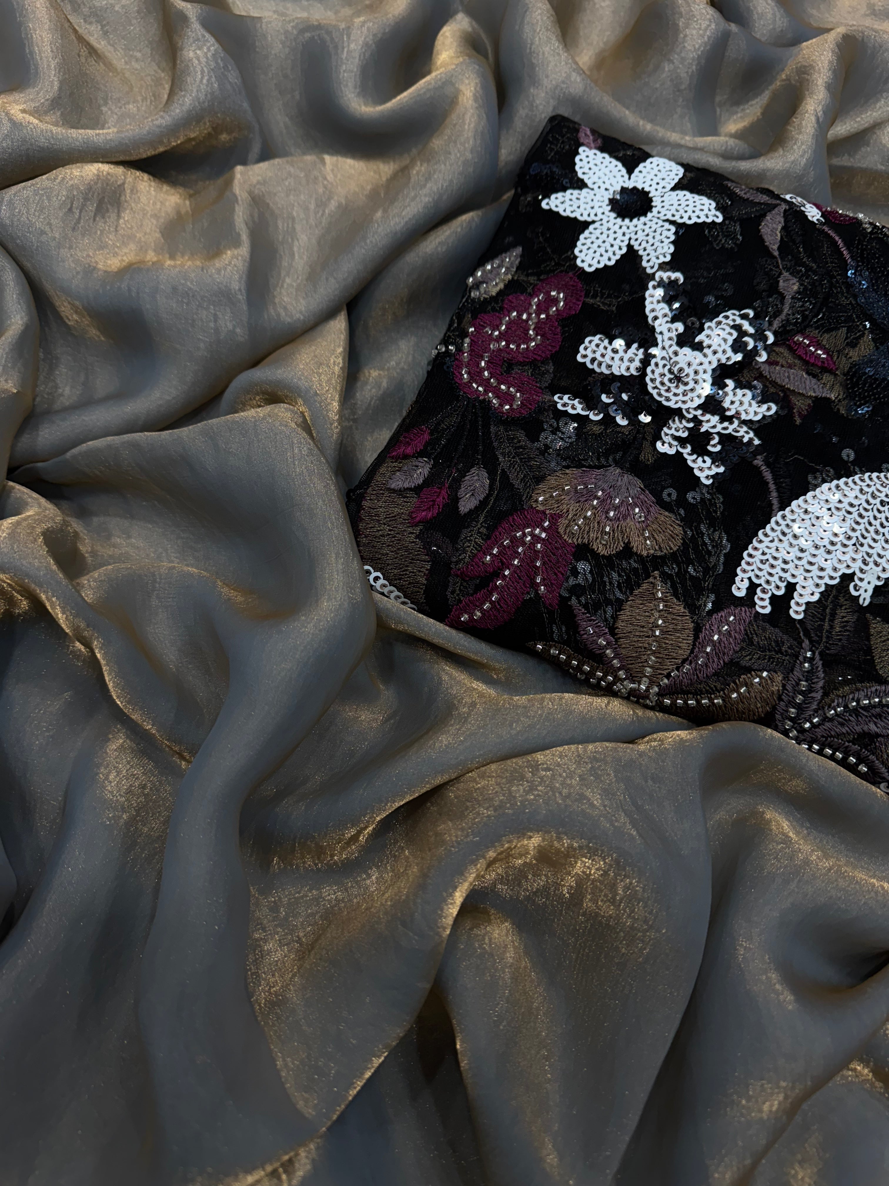 मल्टी थ्रेड वर्क वाली डिज़ाइनर पार्टी वेयर साड़ी