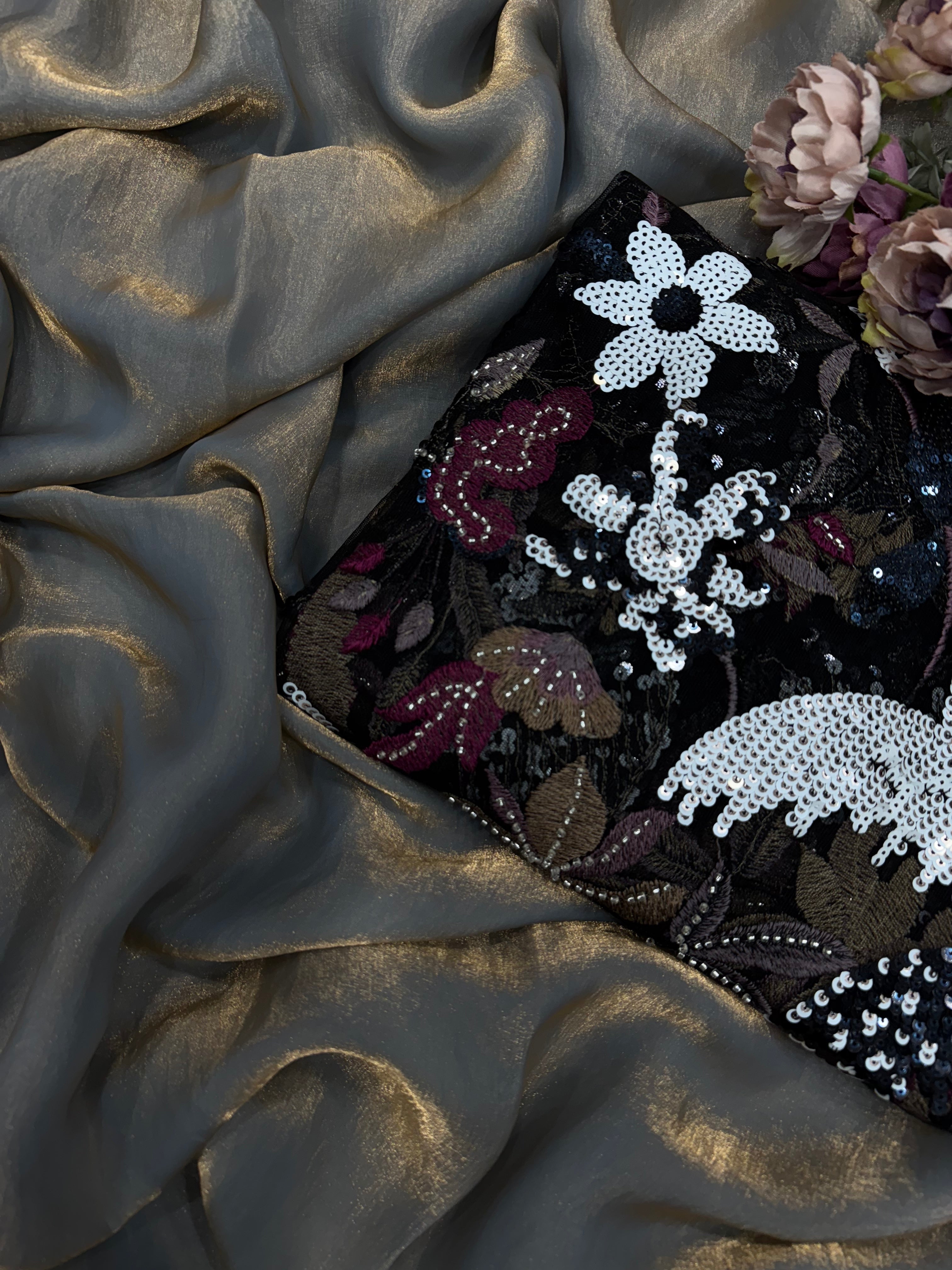 मल्टी थ्रेड वर्क वाली डिज़ाइनर पार्टी वेयर साड़ी