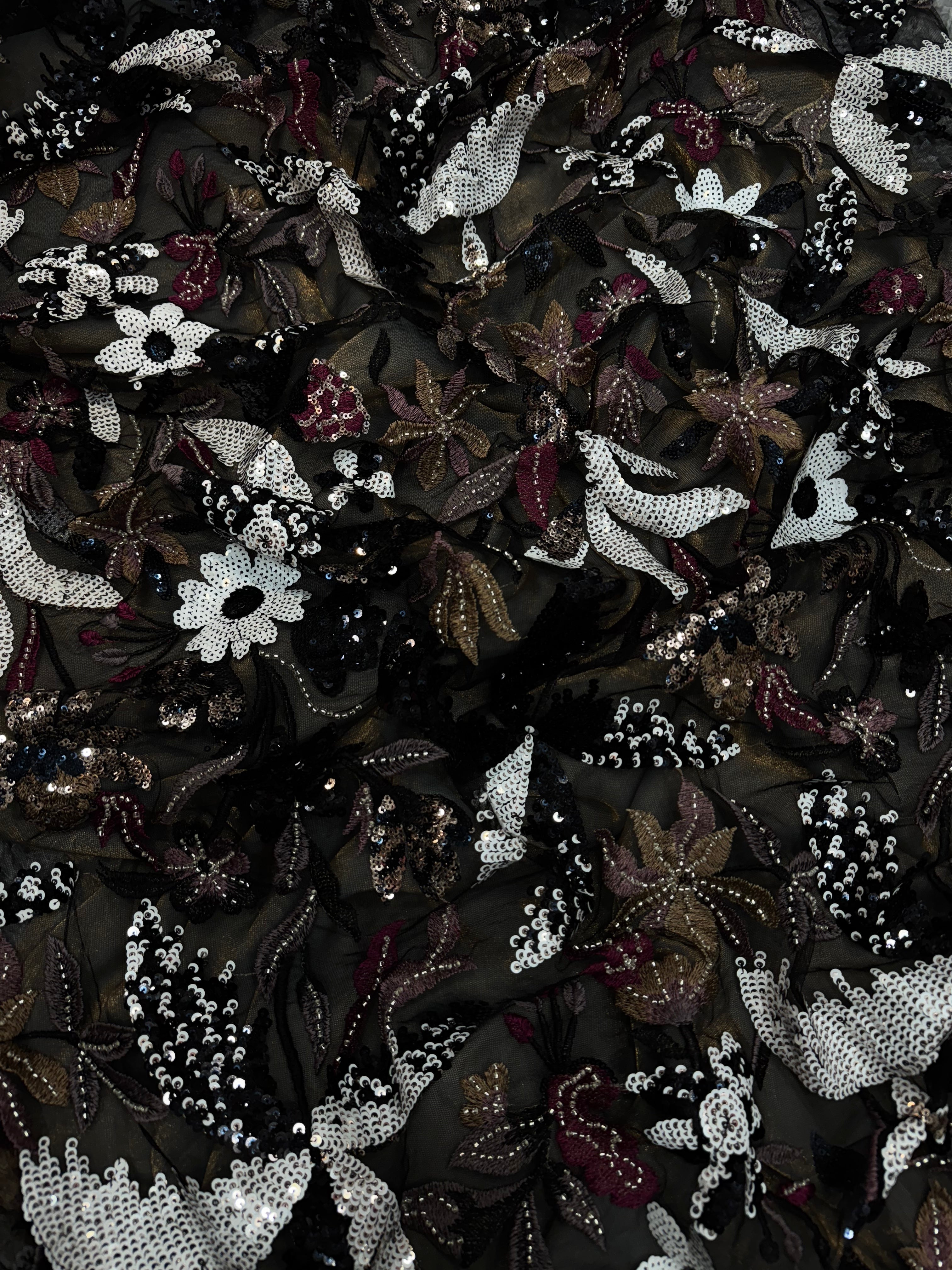 मल्टी थ्रेड वर्क वाली डिज़ाइनर पार्टी वेयर साड़ी