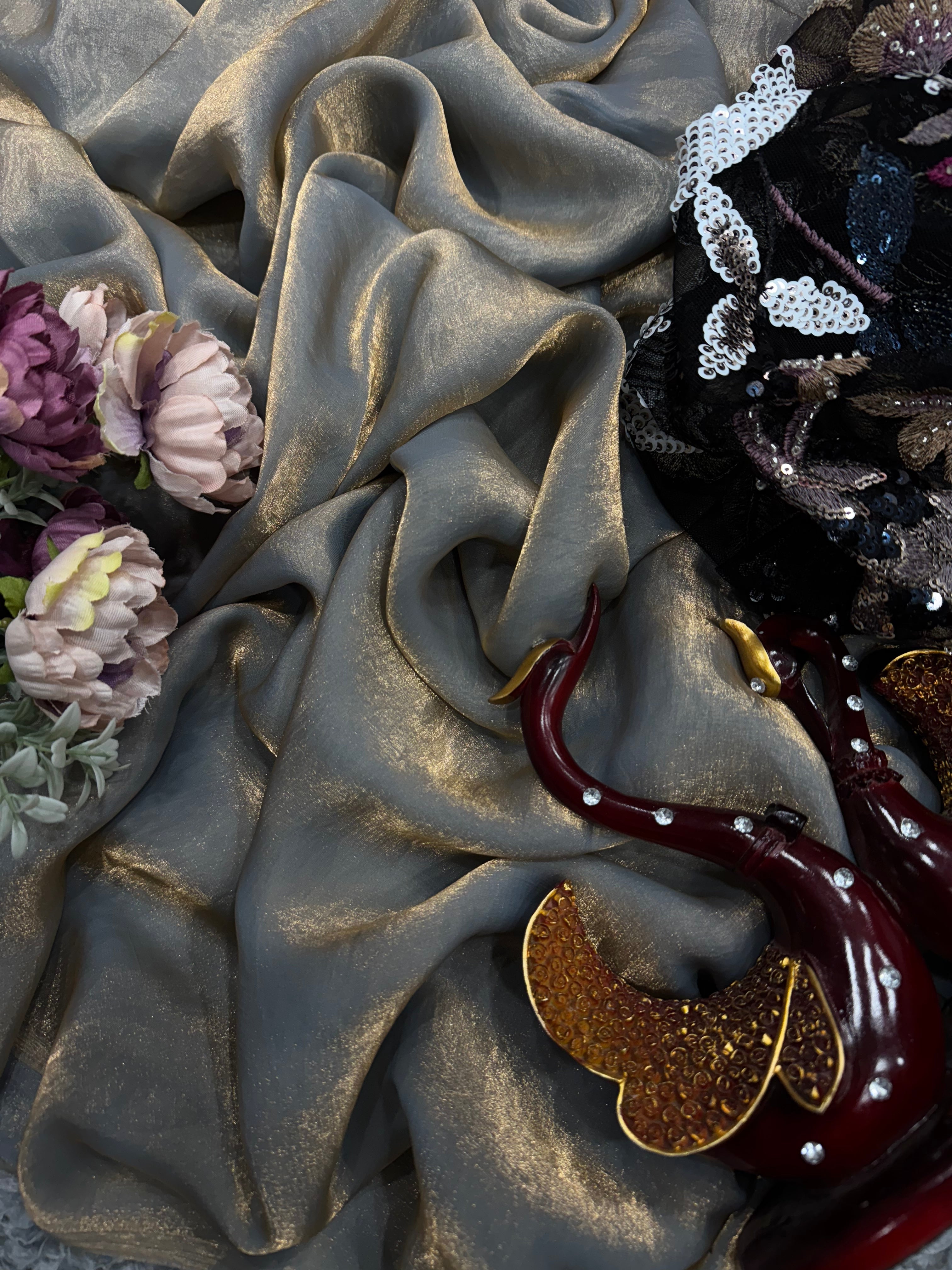 मल्टी थ्रेड वर्क वाली डिज़ाइनर पार्टी वेयर साड़ी