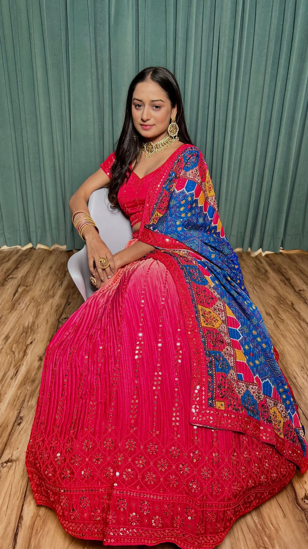 सीक्वेंस और थ्रेड वर्क वाला पार्टी वेयर लहंगा चोली