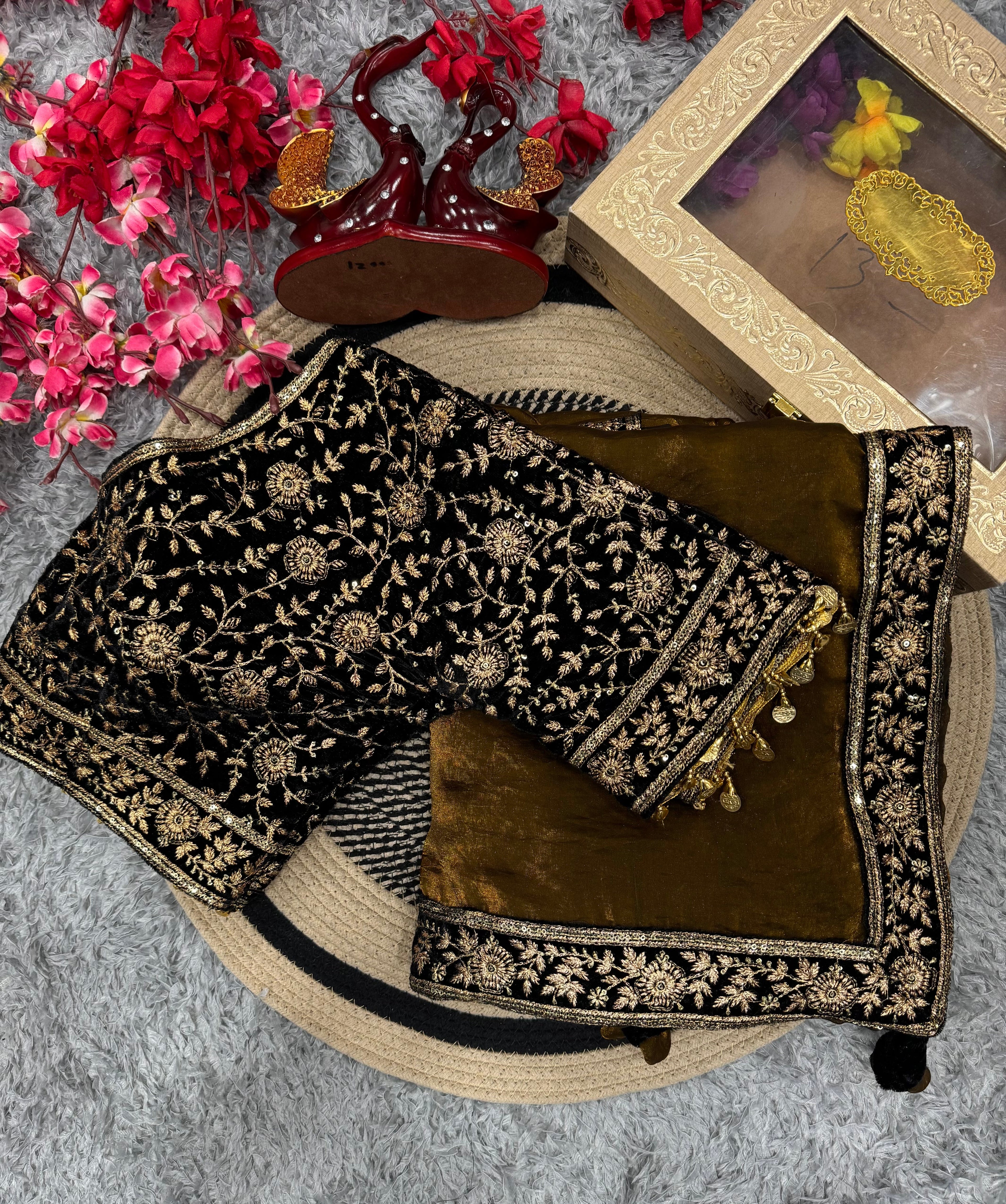 पार्टी वेयर डिजाइनर साड़ी, जिसमें सीक्वेंस और जरी की कढ़ाई के साथ लेस बॉर्डर है।