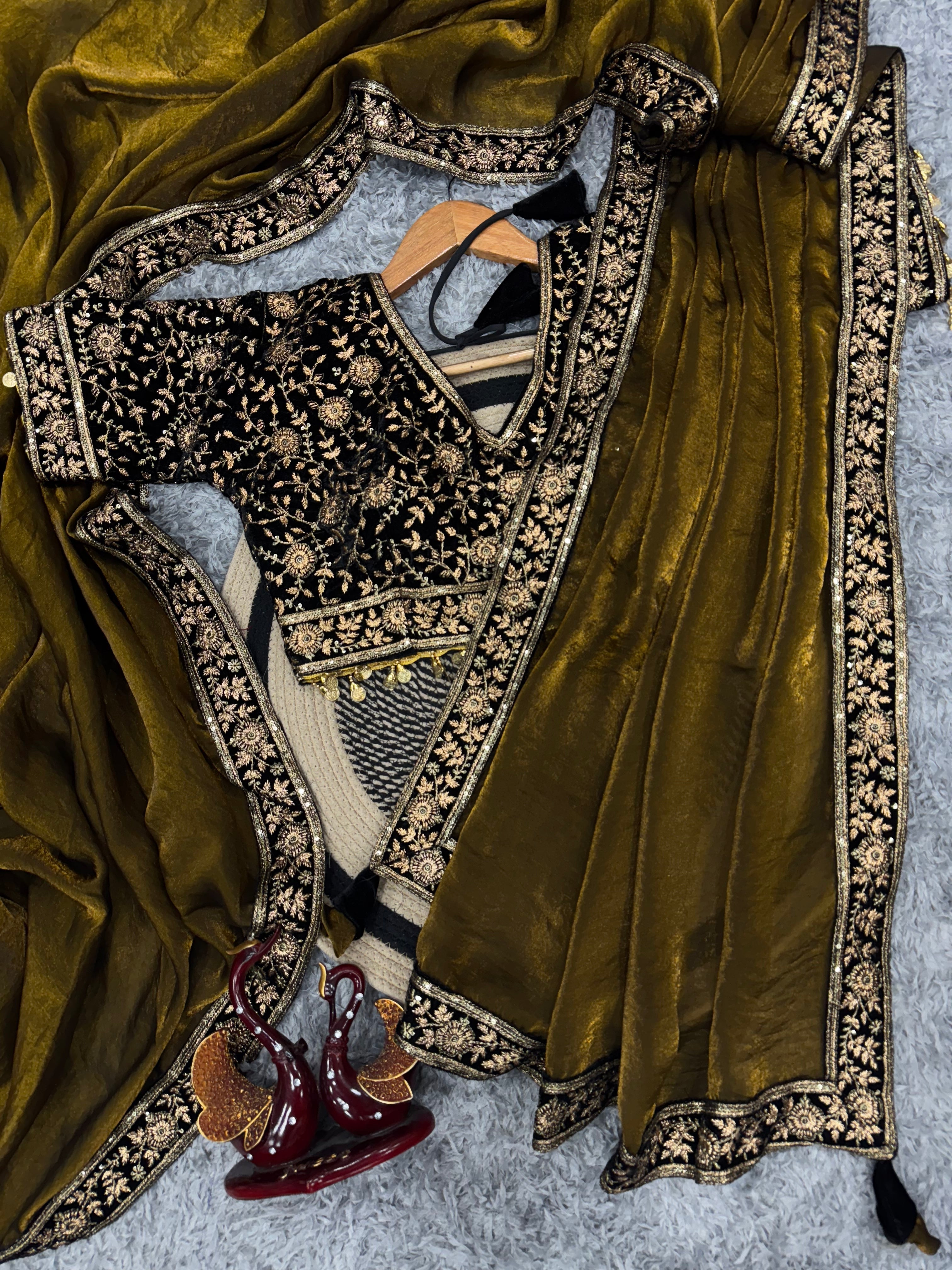 पार्टी वेयर डिजाइनर साड़ी, जिसमें सीक्वेंस और जरी की कढ़ाई के साथ लेस बॉर्डर है।